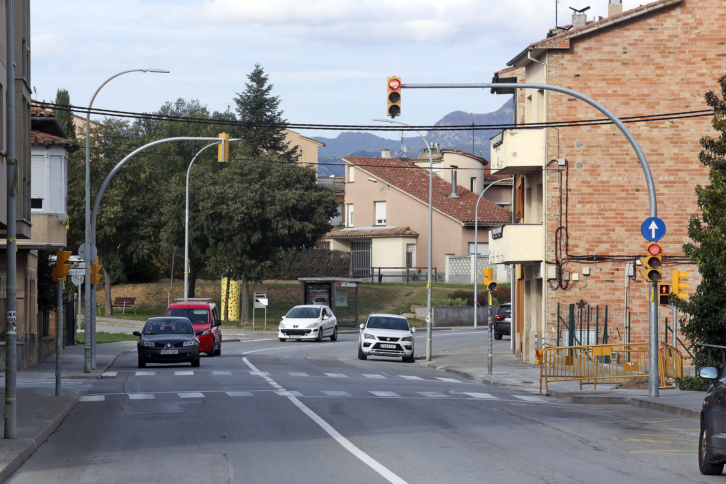 Vista de la C-153 i els semàfors. A l’esquerra, la cruïlla del carrer Puigcebró i a la dreta, la de la plaça Verdaguer