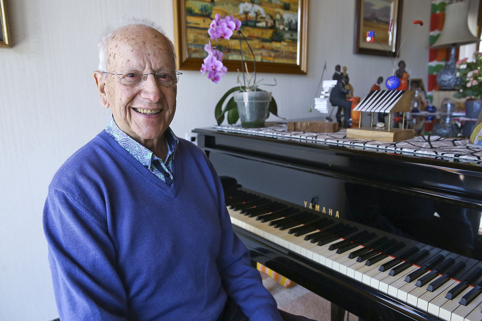 Joan Amils amb el piano, al seu domicili de Ripoll el passat mes de maig