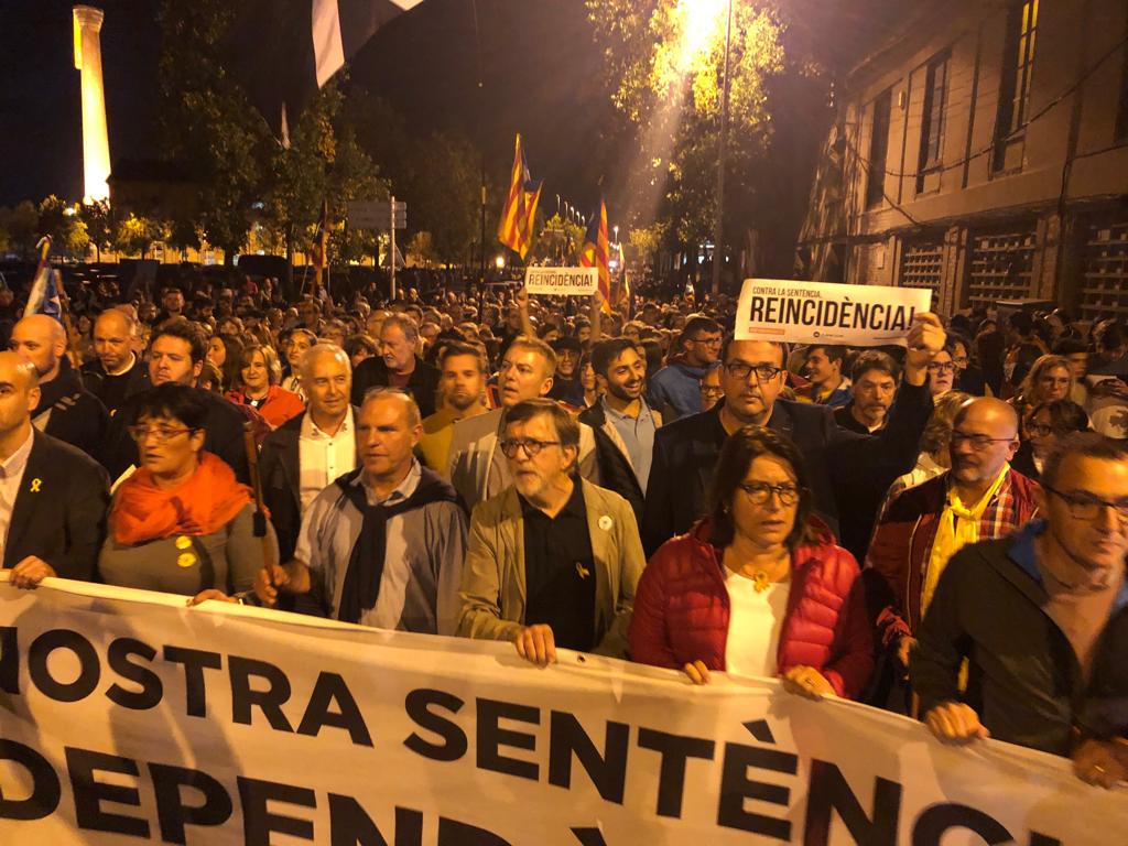 Capçalera de la manifestació, amb els alcaldes de Folgueroles, Taradell, Tavèrnoles, Tavertet, Calldetenes, Olost, Muntanyola o Manlleu