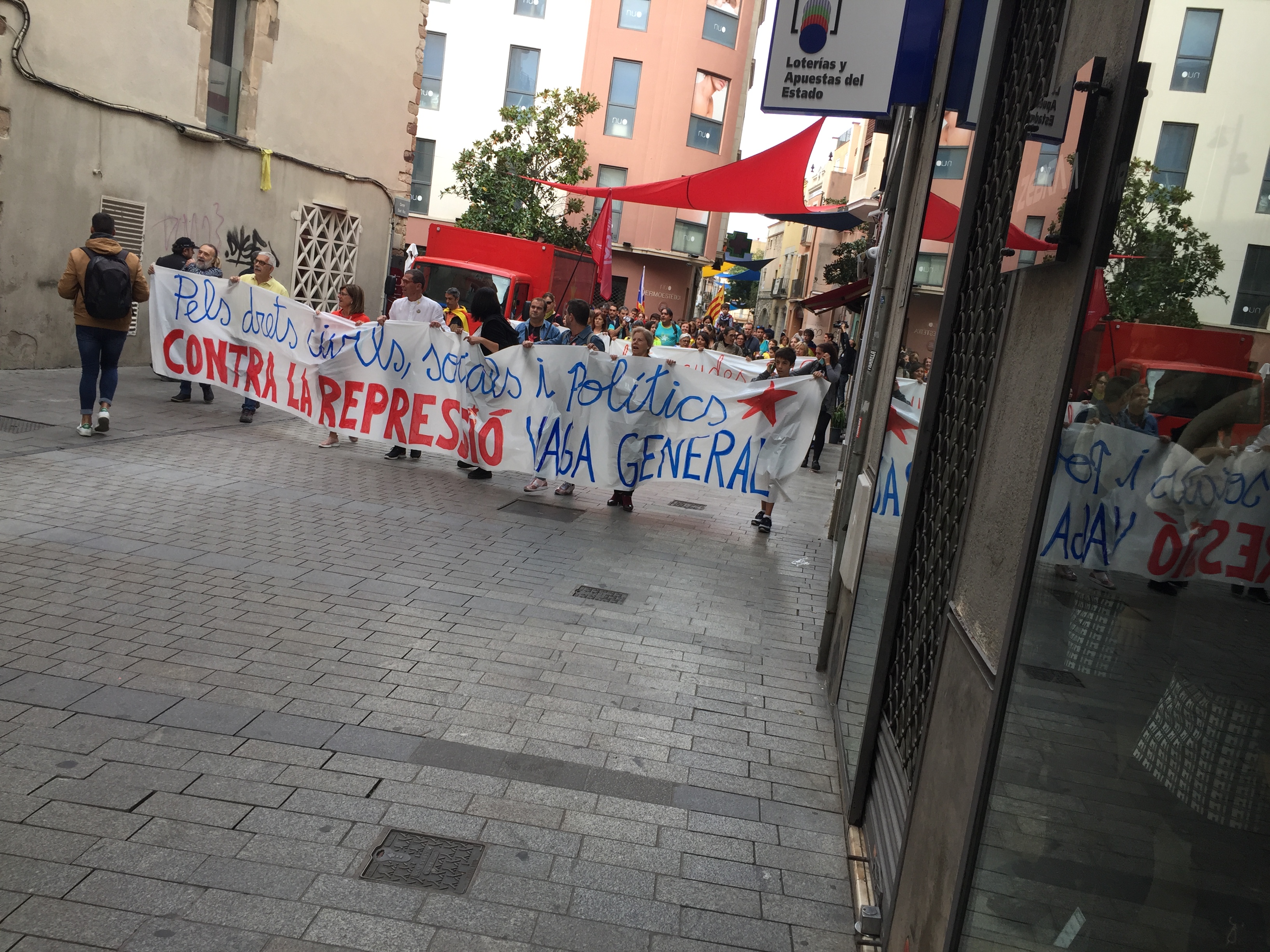 La marxa passant pel carrer Sant Roc amb botigues tancades