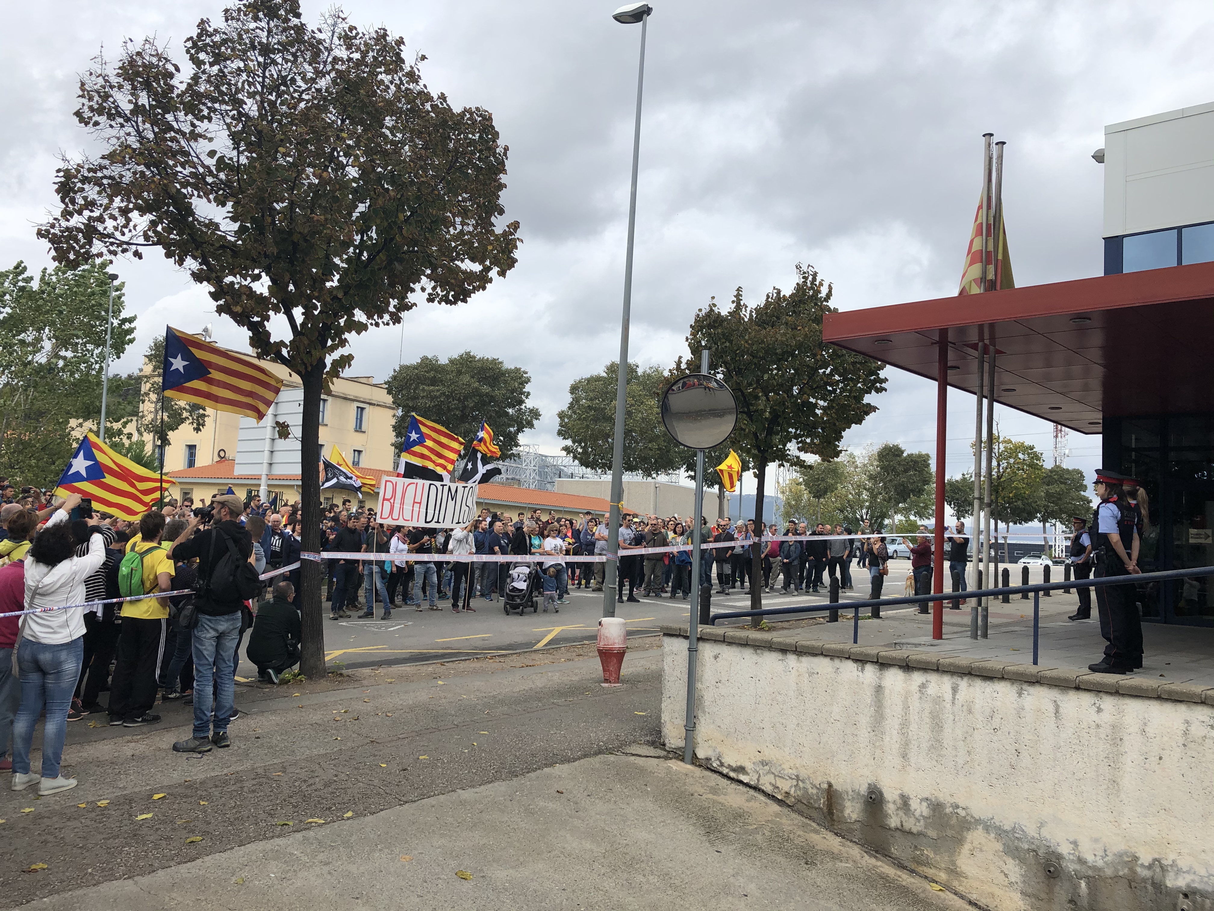Centenars de persones s'han concentrat davant de la comissaria dels Mossos a Vic