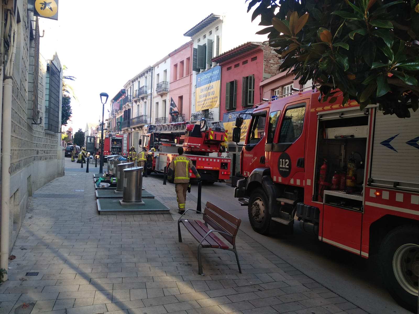 Vehicles dels bombers a l'entorn del local afectat pel foc