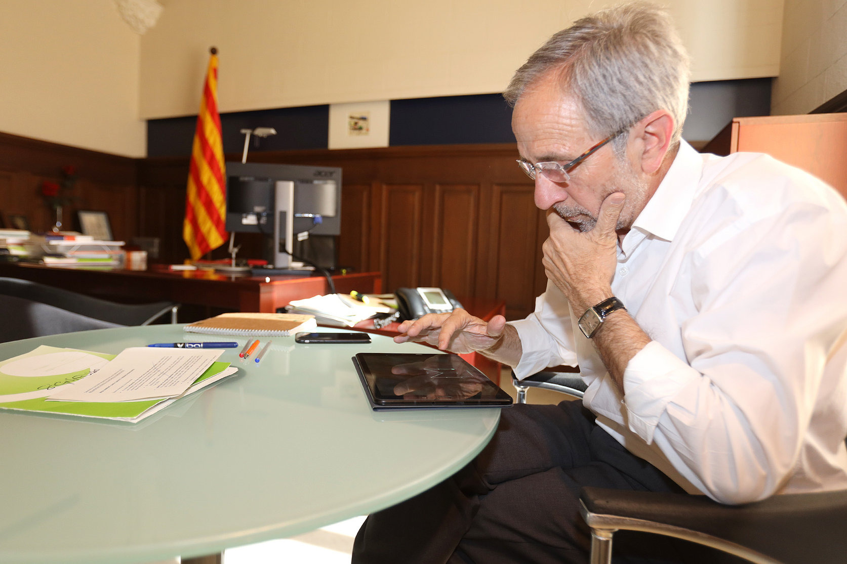 L'alcalde Josep Mayoral, al despatx d'alcaldia de l'Ajuntament de Granollers