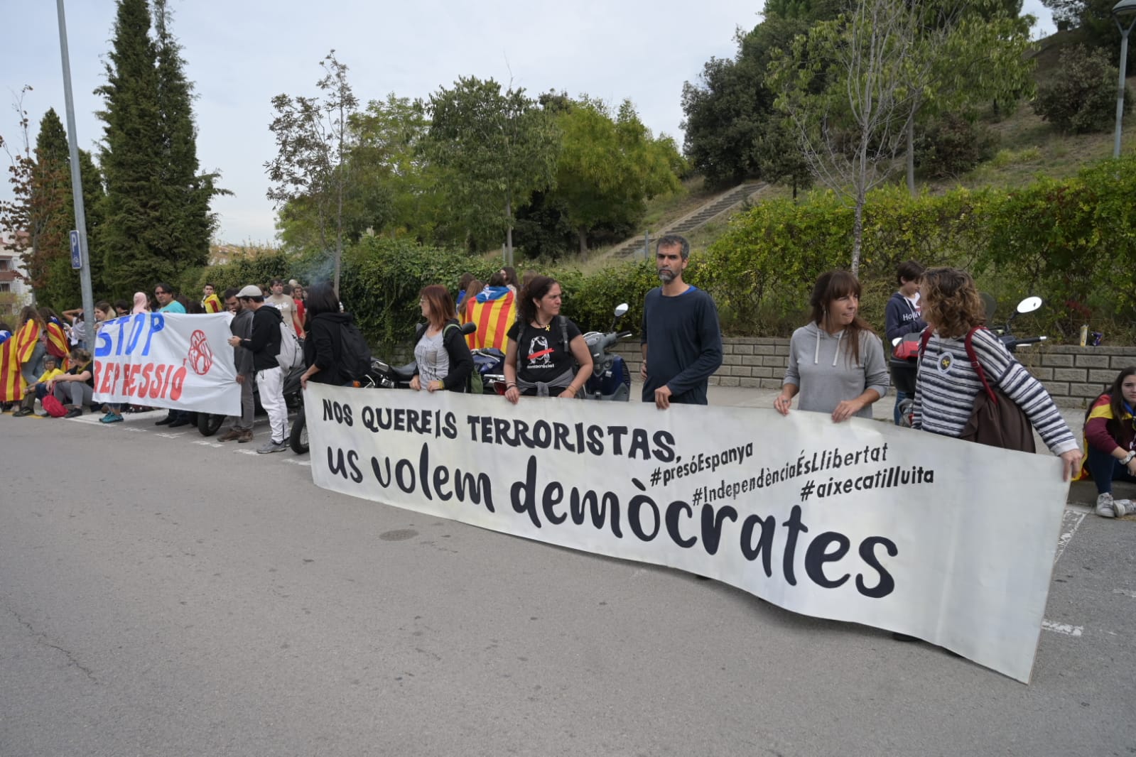 La concentració davant de la comissaria de Granollers