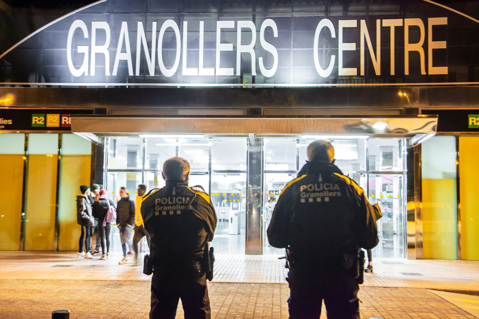 Agents de la Policia Local a l'exterior de l'estació de Granollers-Centre