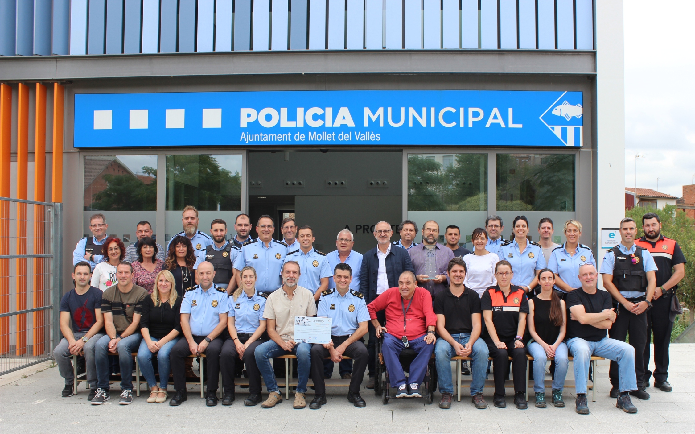Membres de a Policia Local i Protecció Civil amb el premi