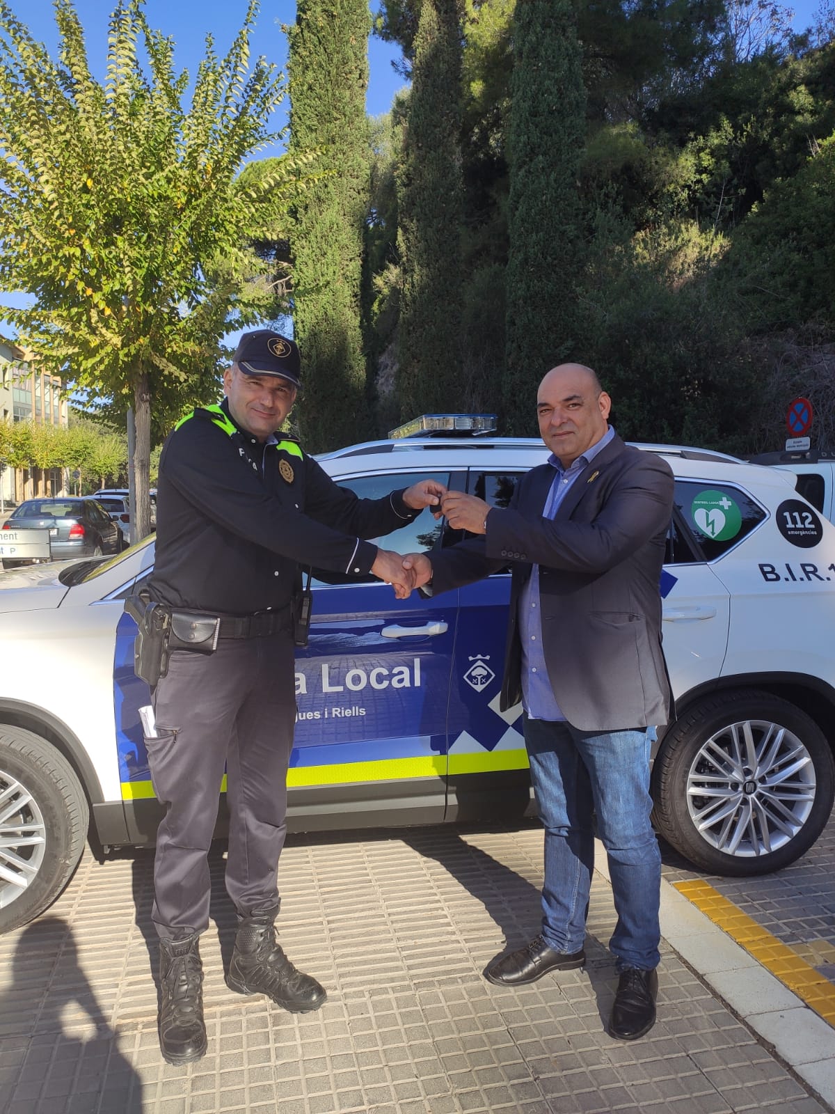 L'alcalde, Joan Galiano, amb el cap de la policia i el nou vehicle