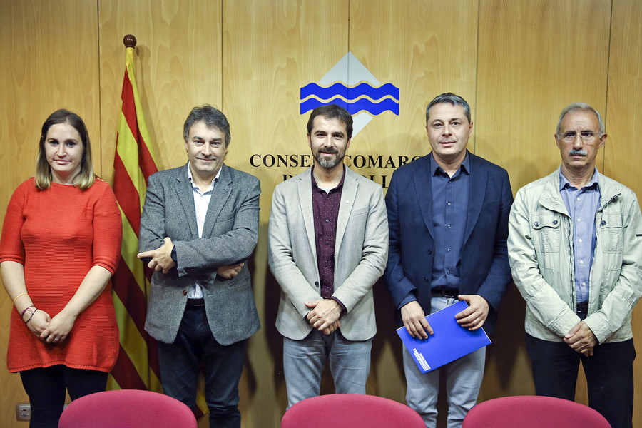 D’esquerra a dreta, Sílvia Latorre, Jordi Munell, Joaquim Colomer, Ramon Roqué i Cosme Damià   durant la roda de premsa a la seu del Consell Comarcal
