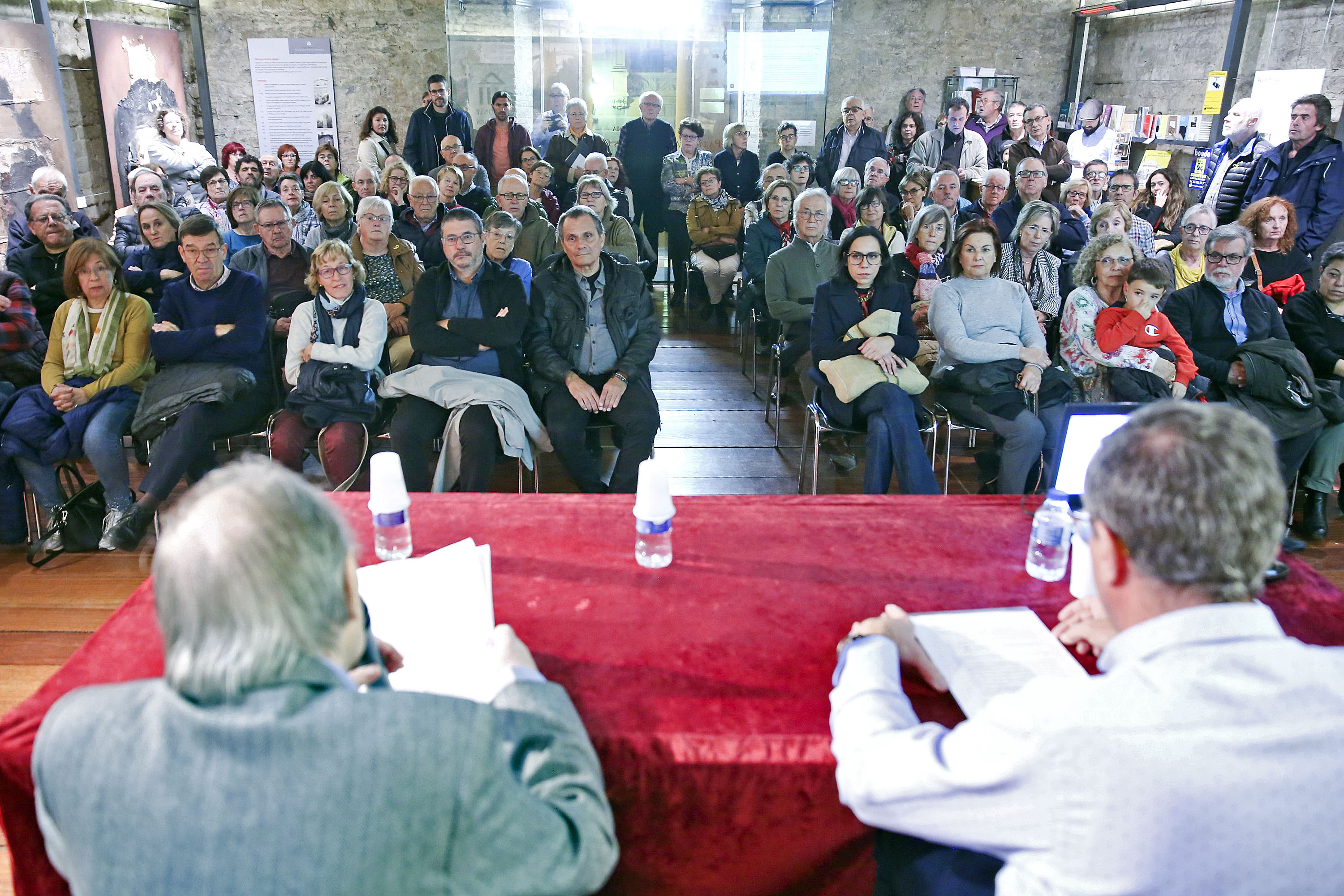 Vista de la sals durant la presentació del llibre, que van fer Josep Massot i Valentí Girbau