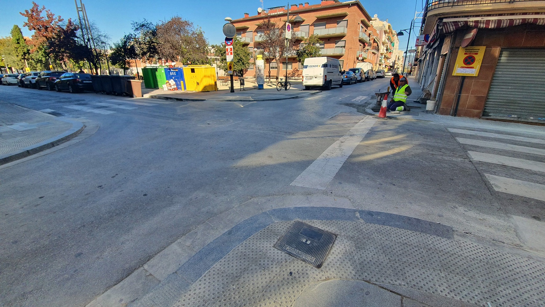 La cruïlla del carrer de Sant Jordi amb el  carrer de la Riera