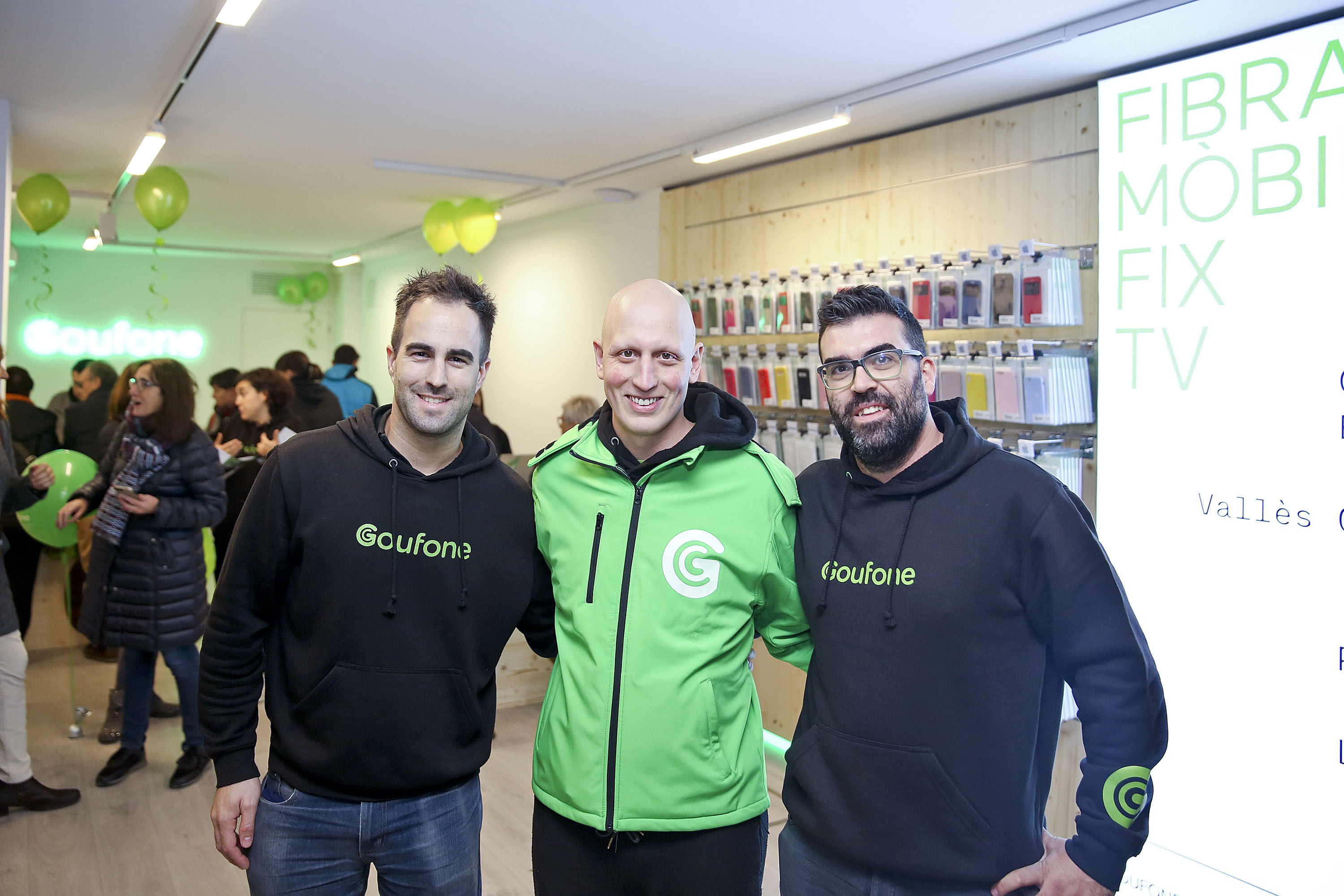 Els tres fundadors de l'empresa a la nova botiga