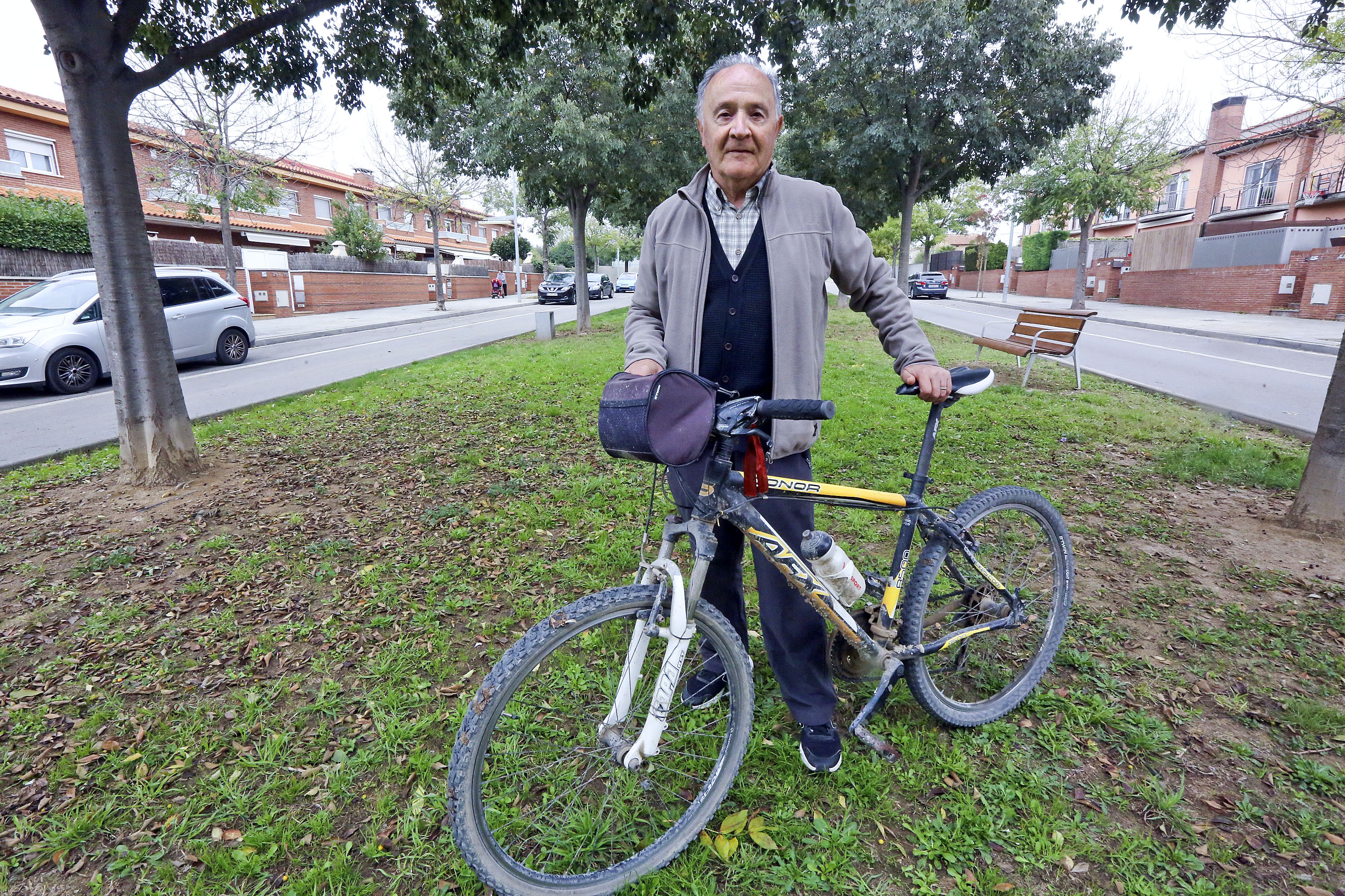 Domingo López, amb la seva bicicleta, al barri de la Salut