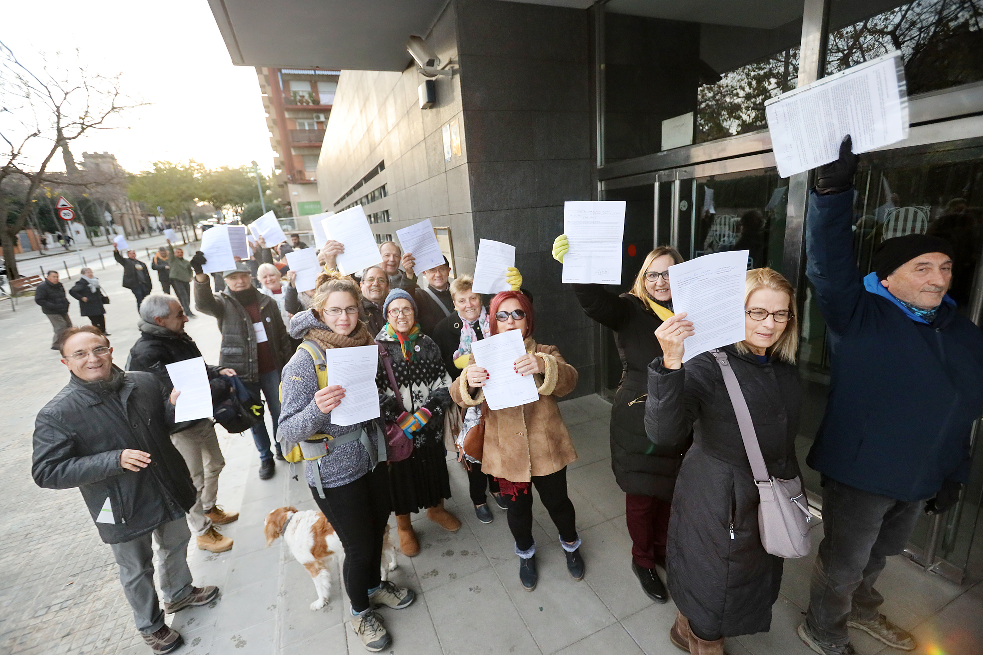 Persones autoinculpant-se aquest dimecres a l'exterior dels jutjats de Granollers