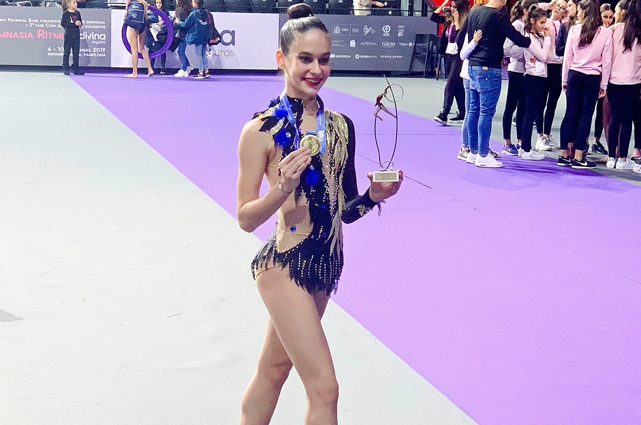 La gimnasta osonenca de 14 anys, amb la seva medalla