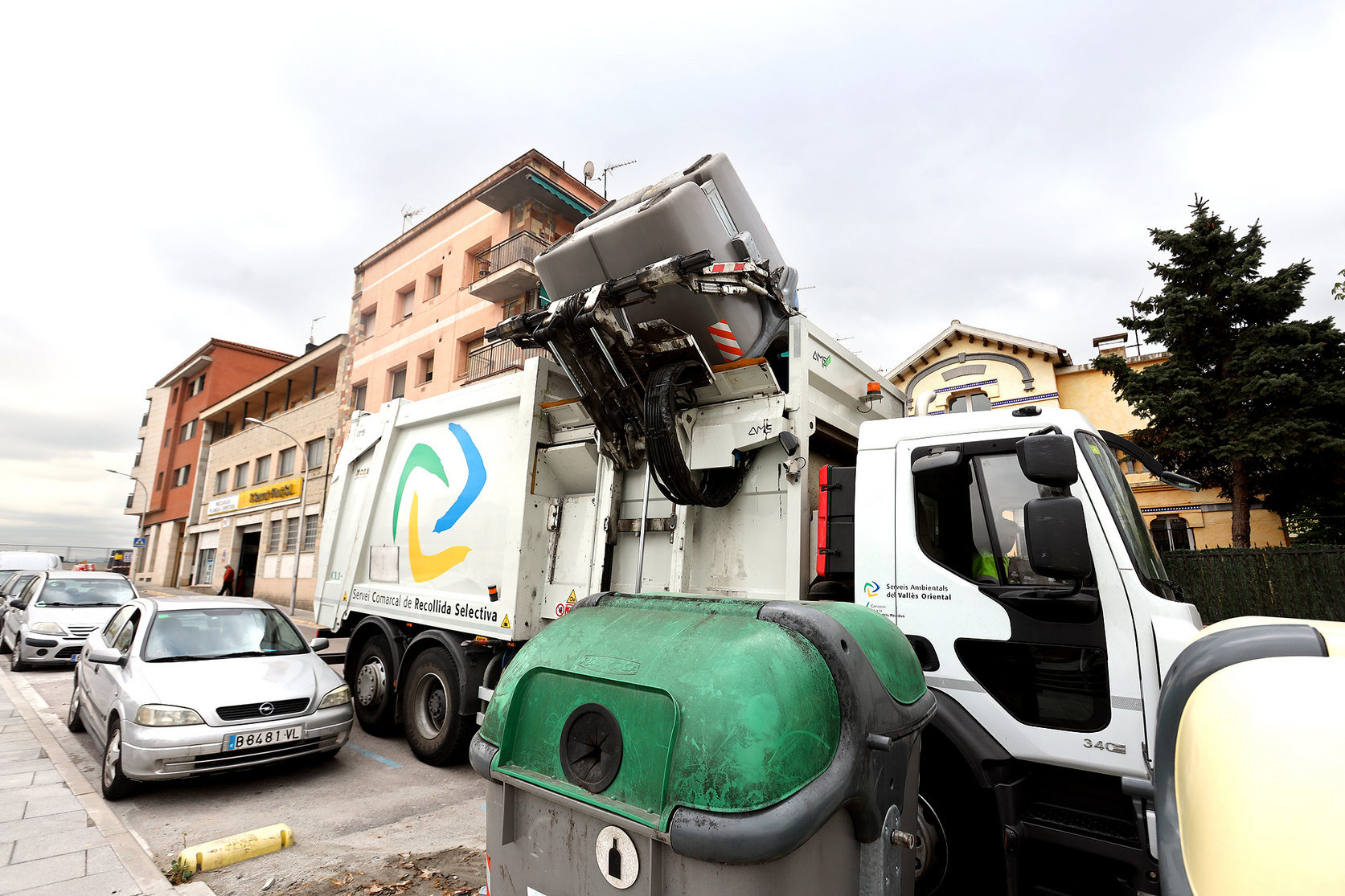 Un camió fent la recollida selectiva, un dels serveis que fa el Consorci de Residus a través de l'empresa pública Savosa