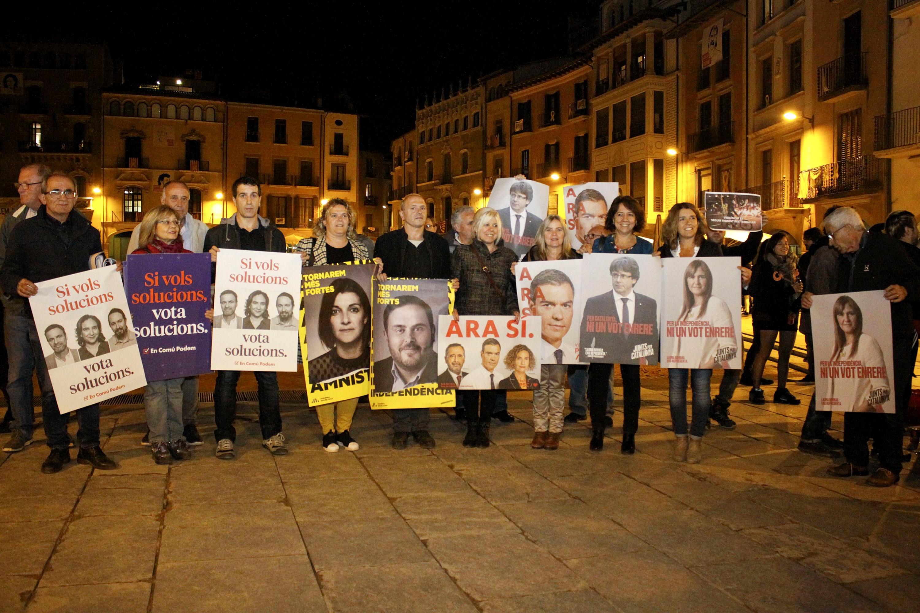 Representants d’En Comú Podem, ERC, PSC i JxCat, amb els respectius cartells electorals per a la campanya del 10-N