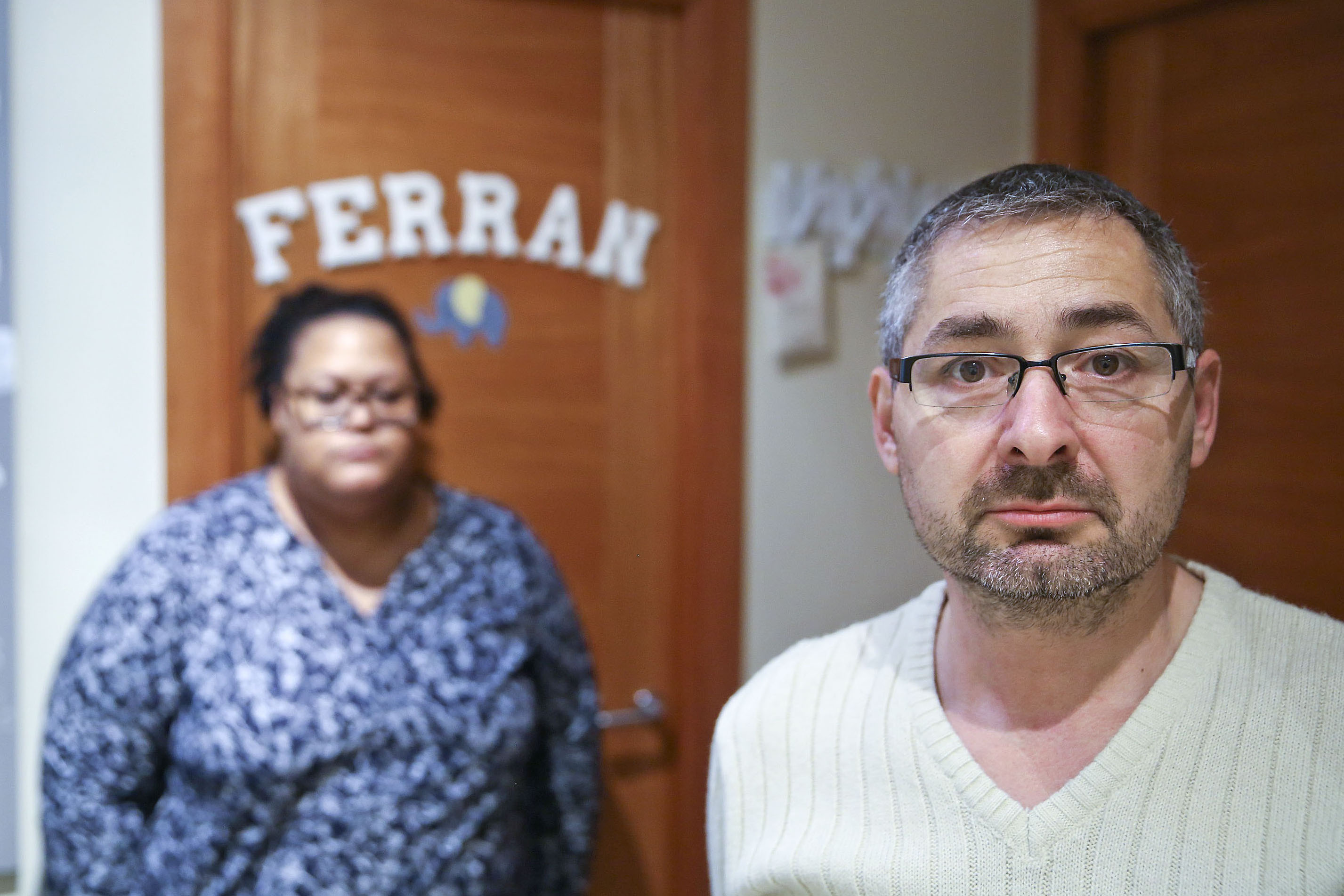 Cándida Bautista i Toni Mas, davant l'habitació del seu fill, Ferran, aquest dijous