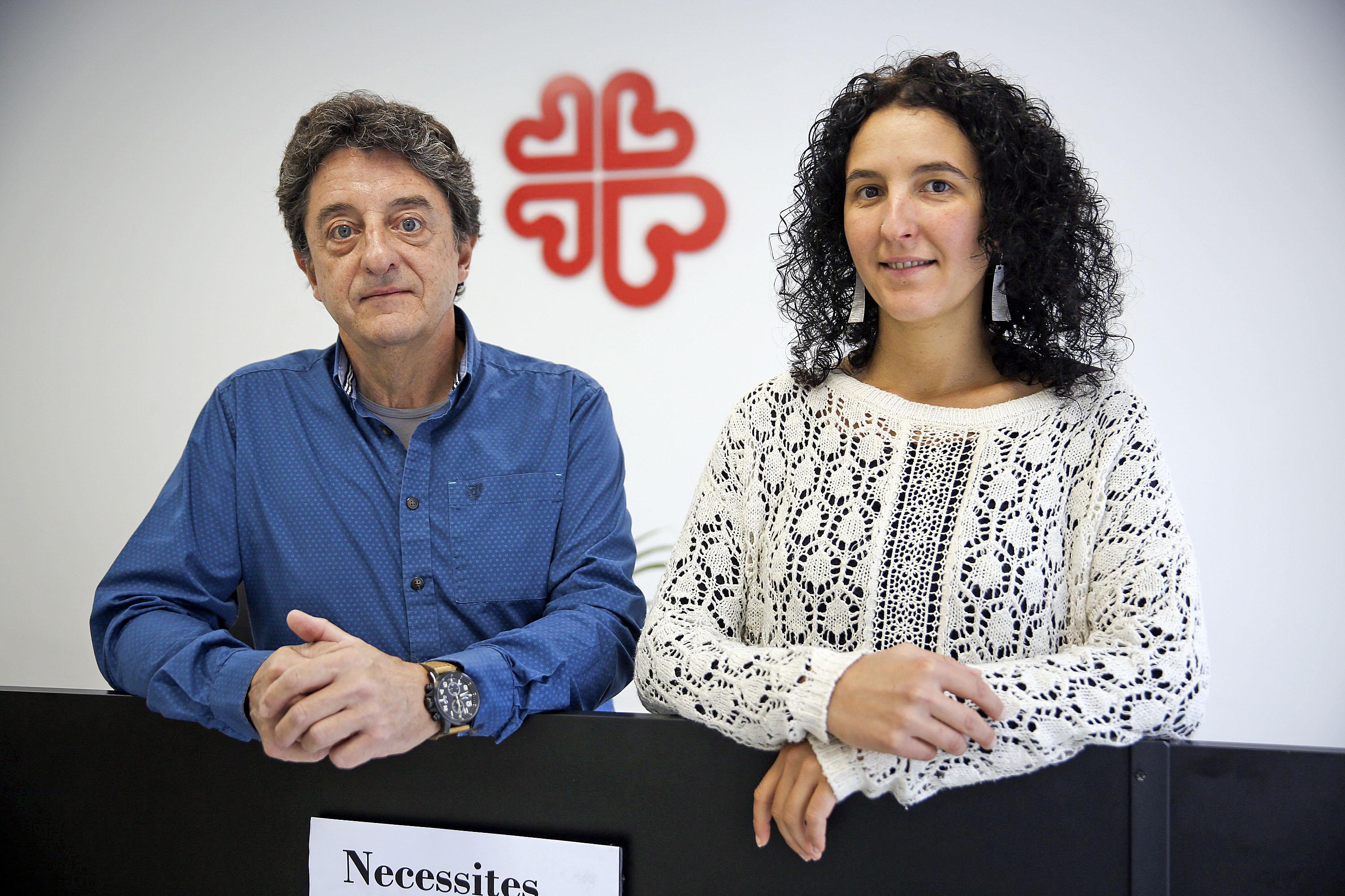 Ricard Hernández i Diana Fatjó-Vilas, voluntari i coordinadora de Càritas Arxiprestral de Vic