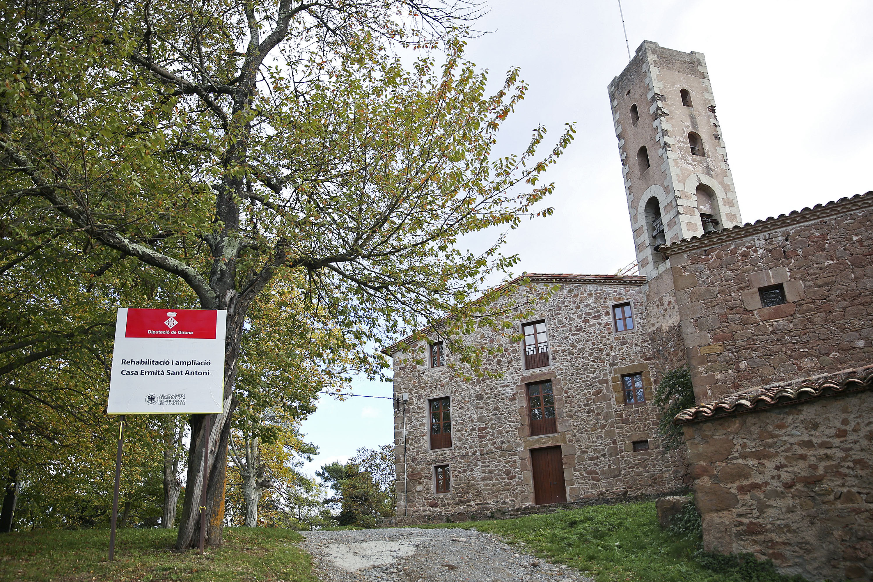 L’ermita està situada al cim del puig de Sant Antoni