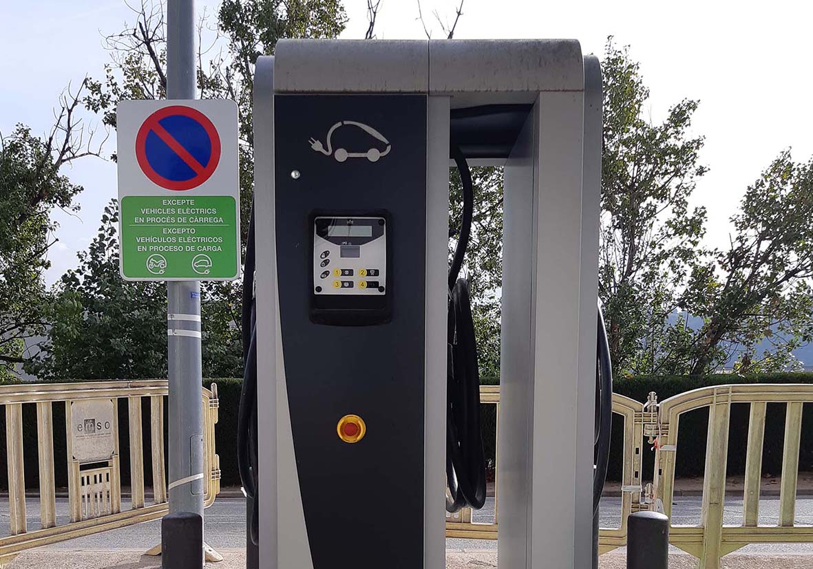 Un punt de recàrrega de vehicles elèctrics a Montmeló
