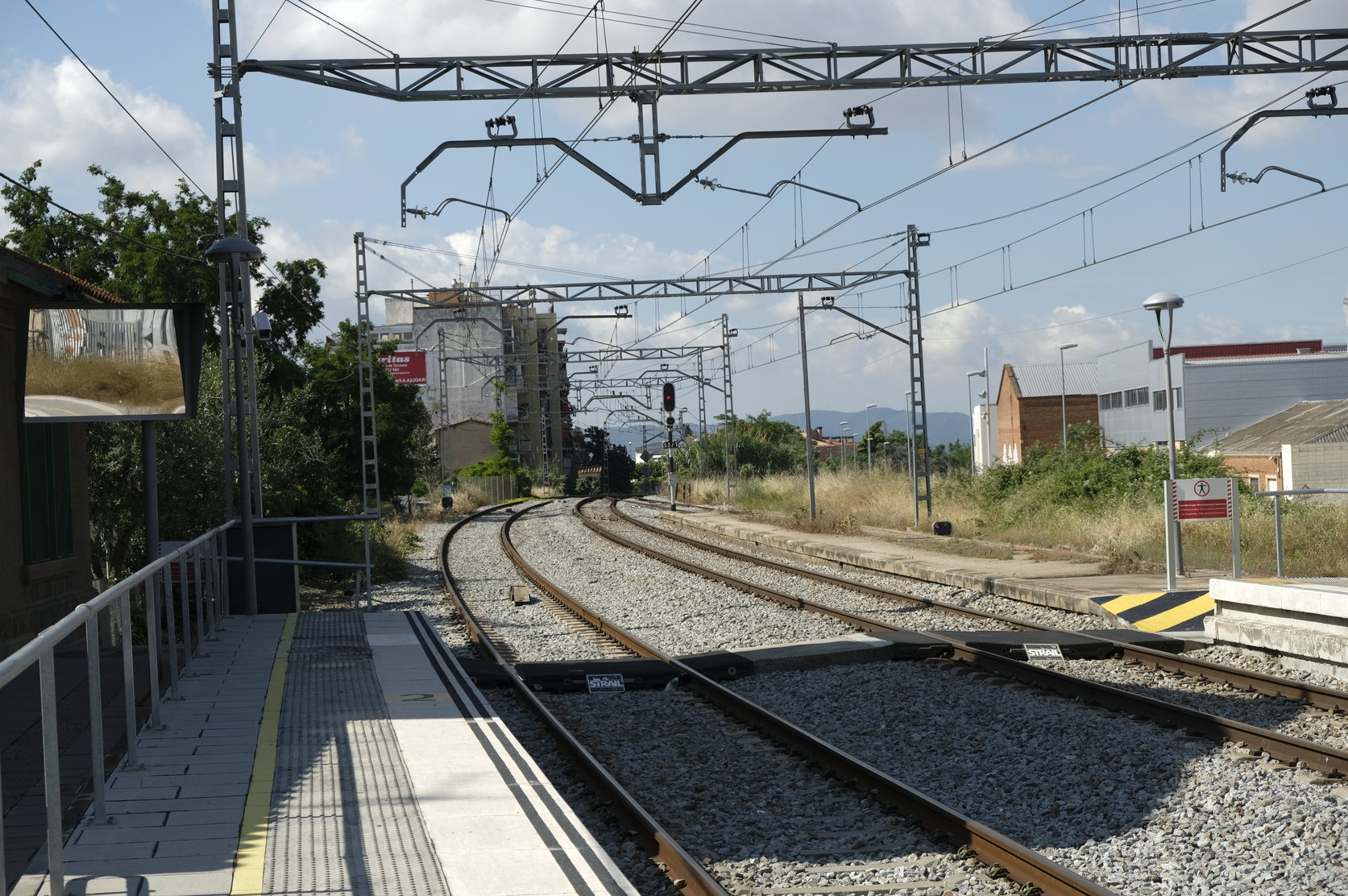 La sortida de l'estació de tren de les Franqueses en direcció sud, la zona on hi va haver la topada