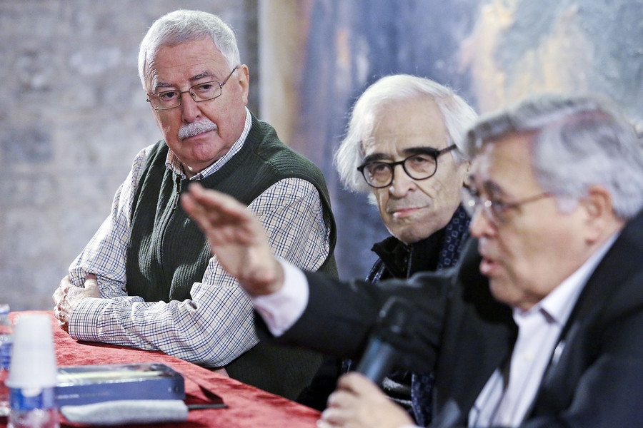 Un moment de la presentació del llibre de Narcís Garolera amb el poeta Lluís Sola i l'editor de l'obra, Josep Cots