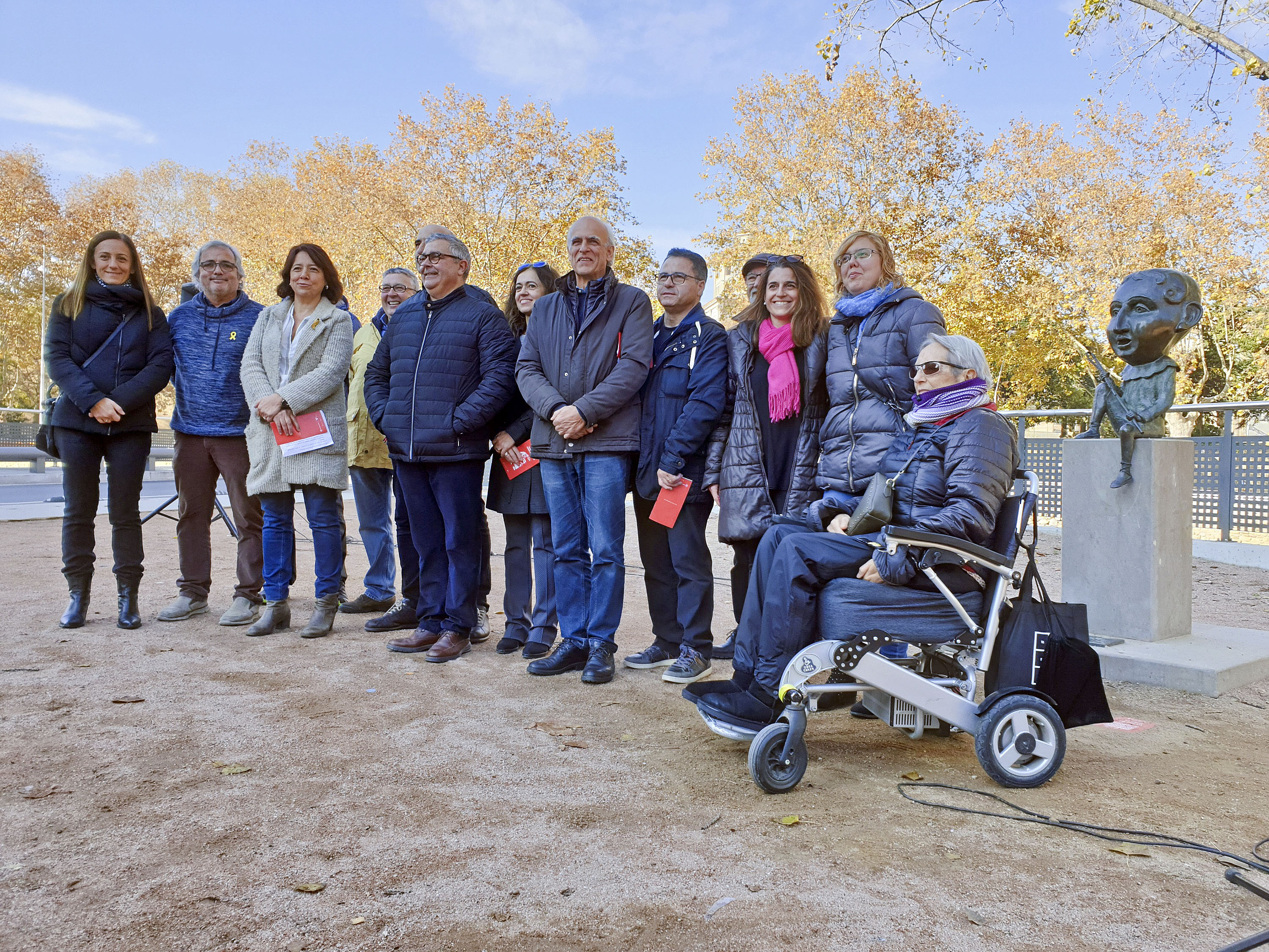 Representants de les diferents associacions de veïns i els autoritats municipals, el dia de la inauguració