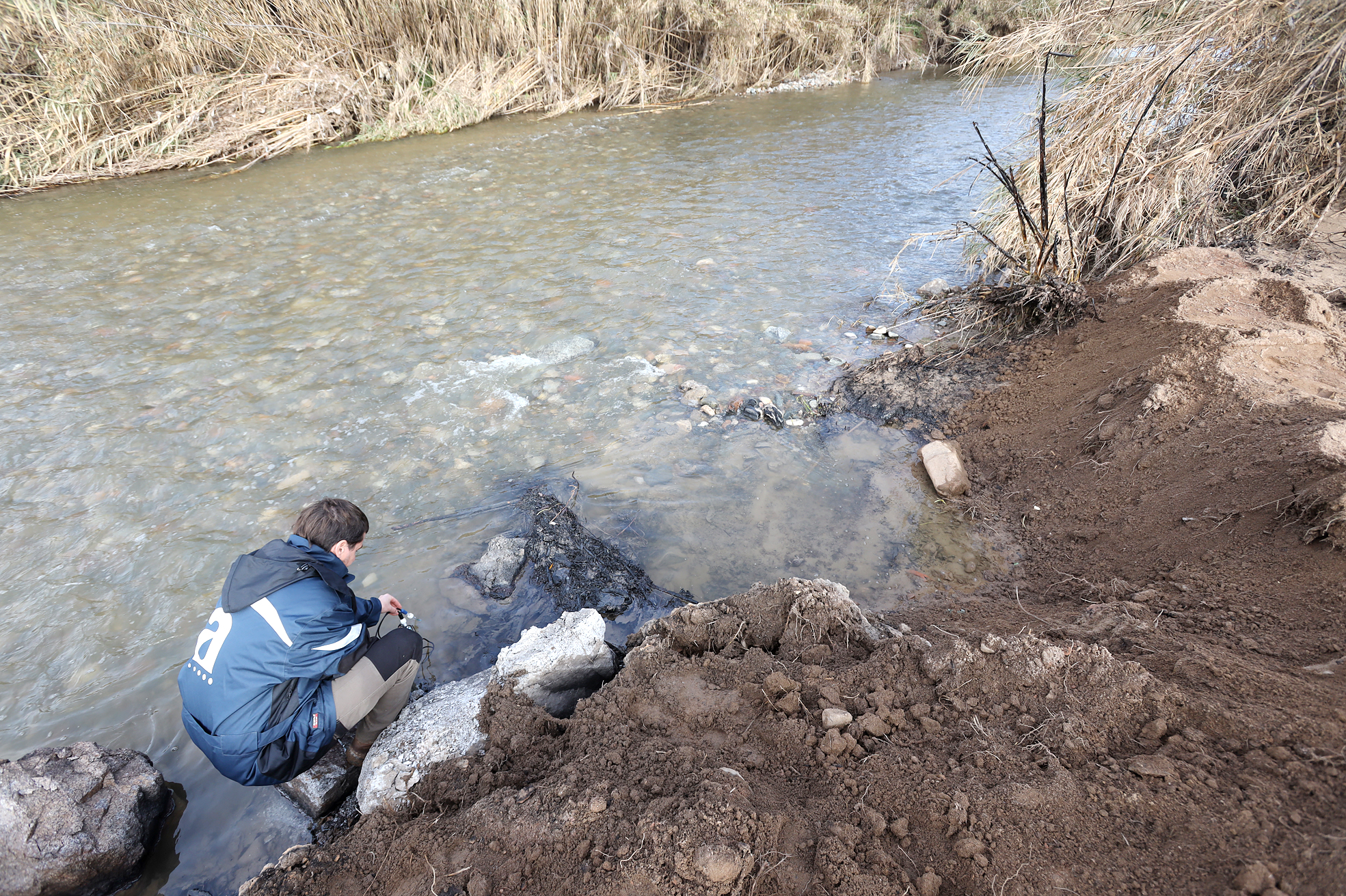 Un tècnic de l'ACA fa anàlisis de l'aigua del riu aquest dijous