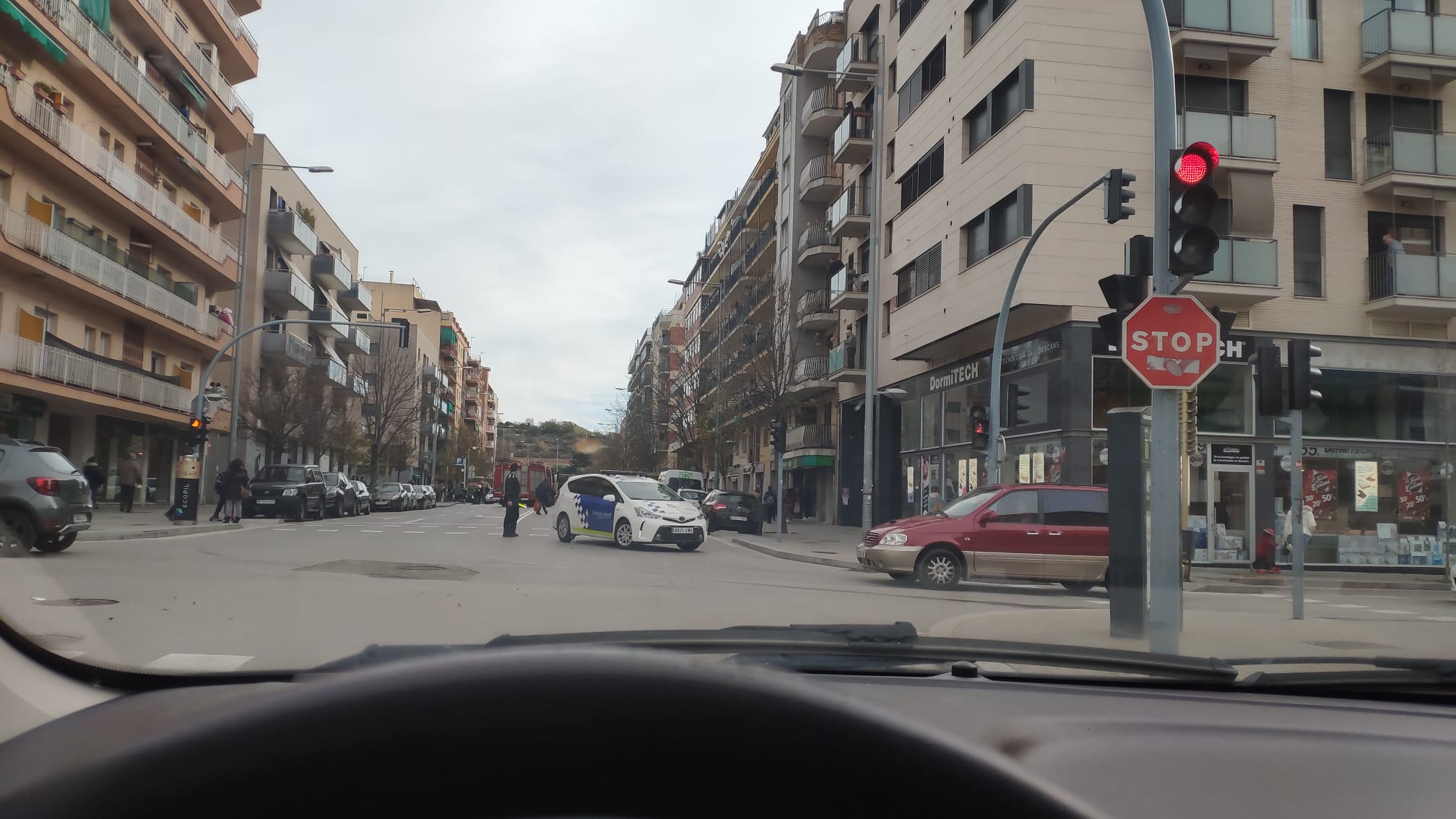 La Policia Local regulant el trànsit en el lloc de l'accident