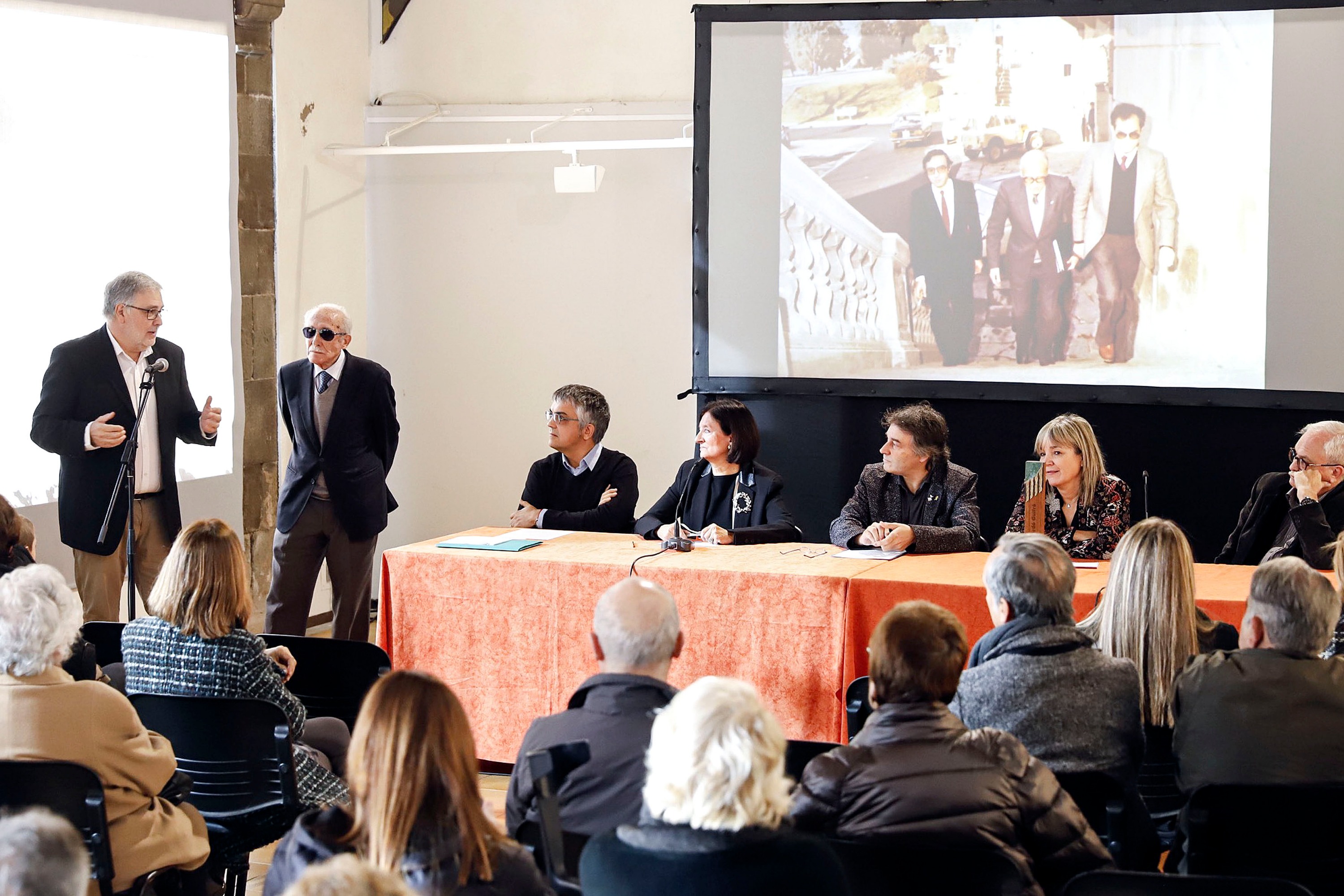 Un moment de l’acte d’homenatge, diumenge a la Sala Abat Senjust, amb algunes imatges històriques d’Eudald Solà