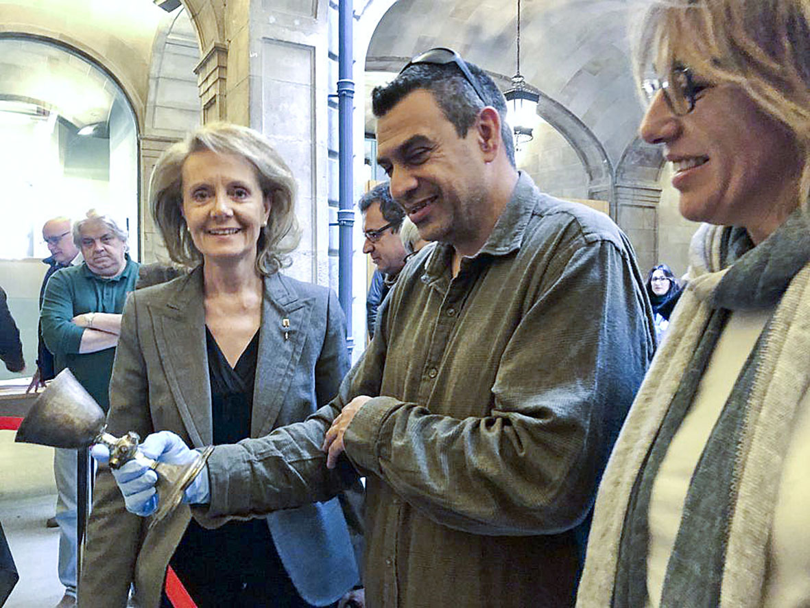 La consellera de Cultura, Mariàngela Vilallonga, amb l’arquòleg Cesc Busquets, mostrant el calze gòtic