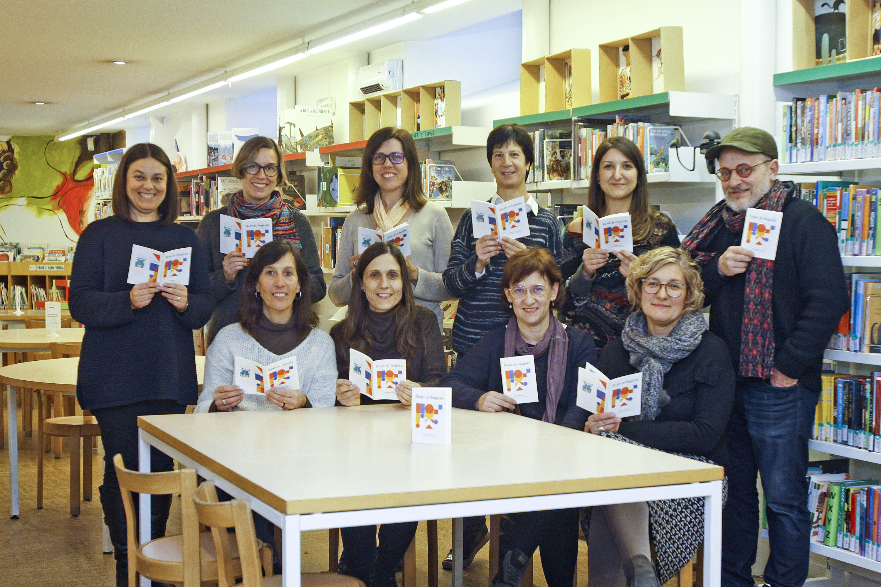 Bibliotecàries del grup 1zonaLiJ, amb el llibreter Germán Machado, ensenyant la guia de lectura que han editat