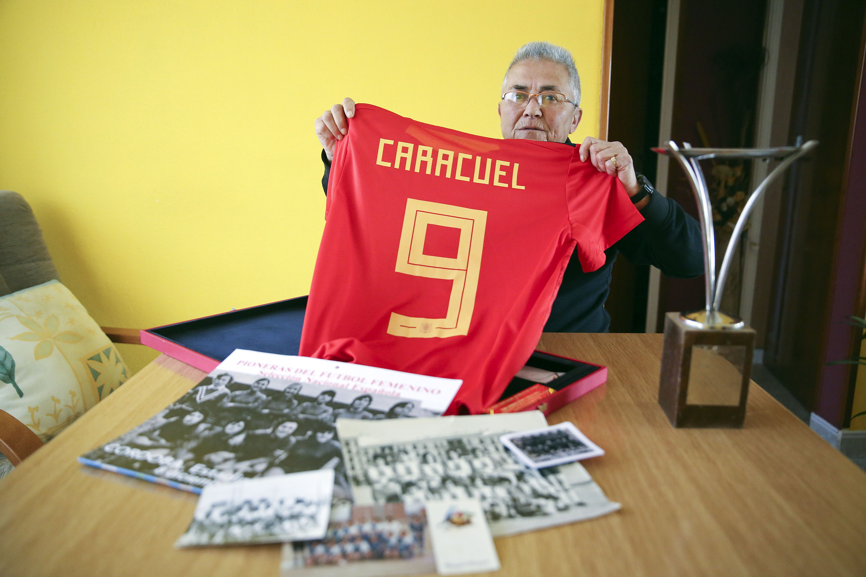 Caracuel, a casa seva, amb algunes fotos i trofeus de quan jugava i amb la samarreta que els va regalar la Federació Espanyola de Futbol en l’acte d’homenatge