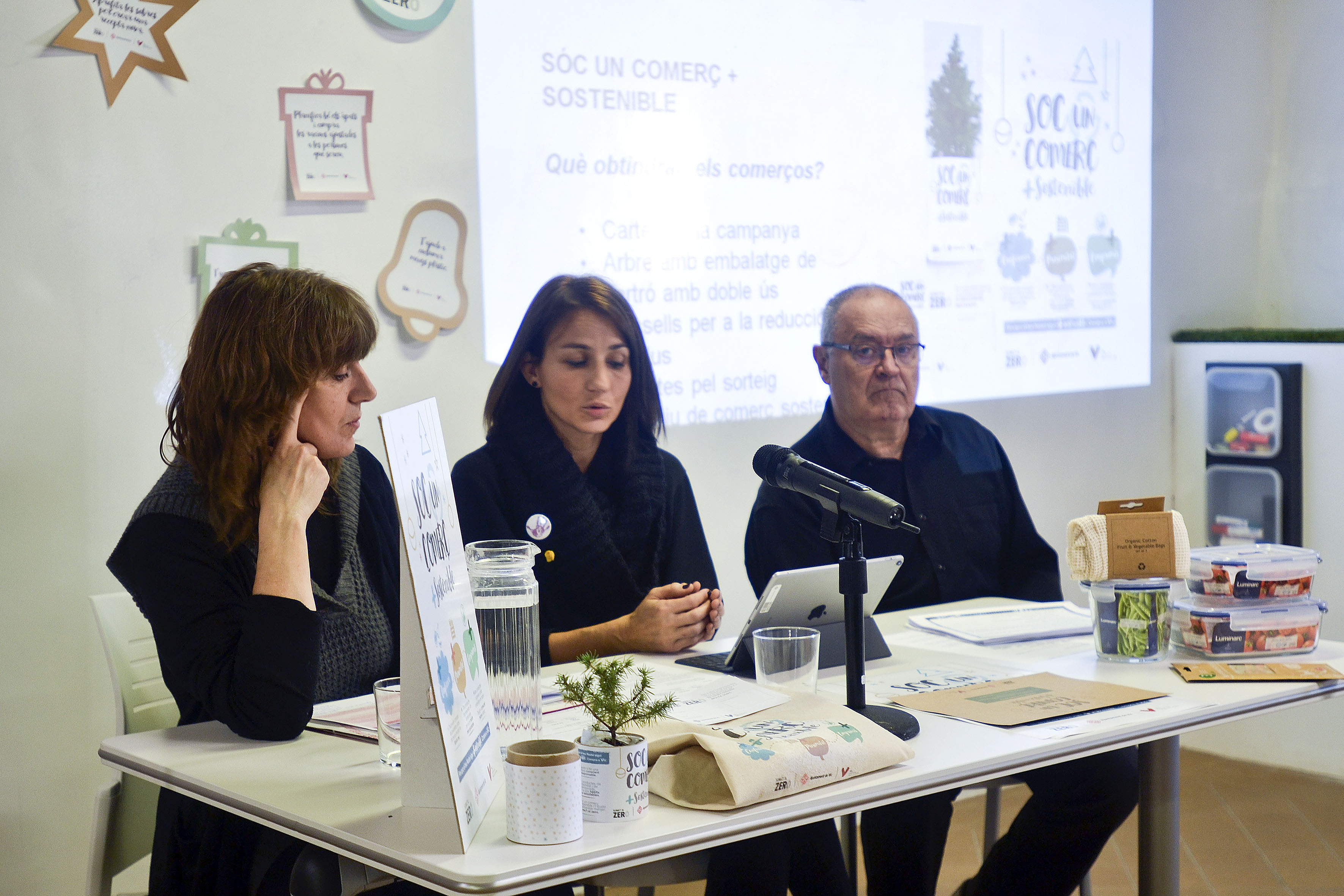 Assumpta Grabolosa; la regidora de Comerç, Bet Piella, i Albert Fabà, dijous durant la presentació de l’estudi a Creacció