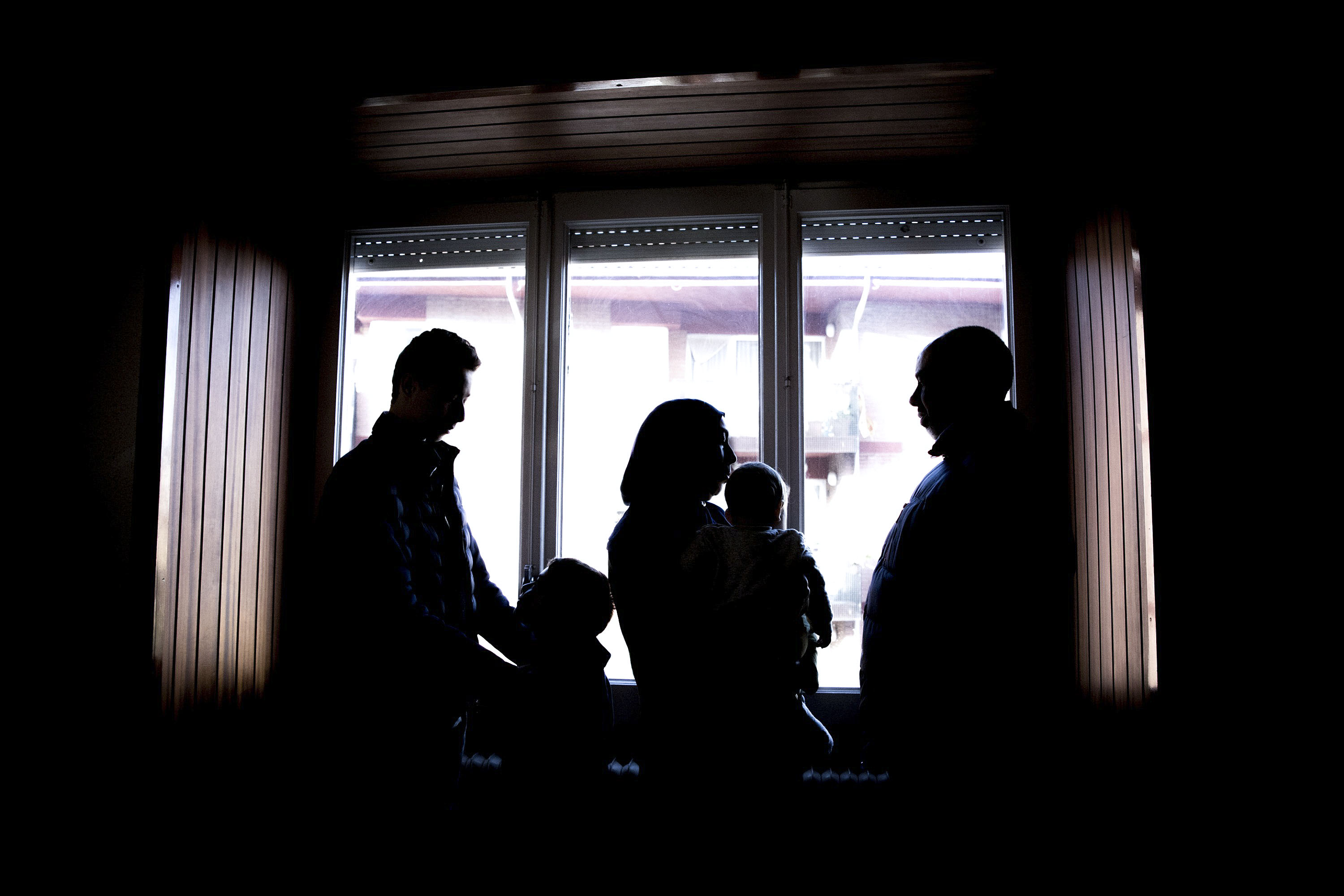 La família que viu al pis ocupat, divendres després que la PAH aturés el desnonament, almenys temporalment