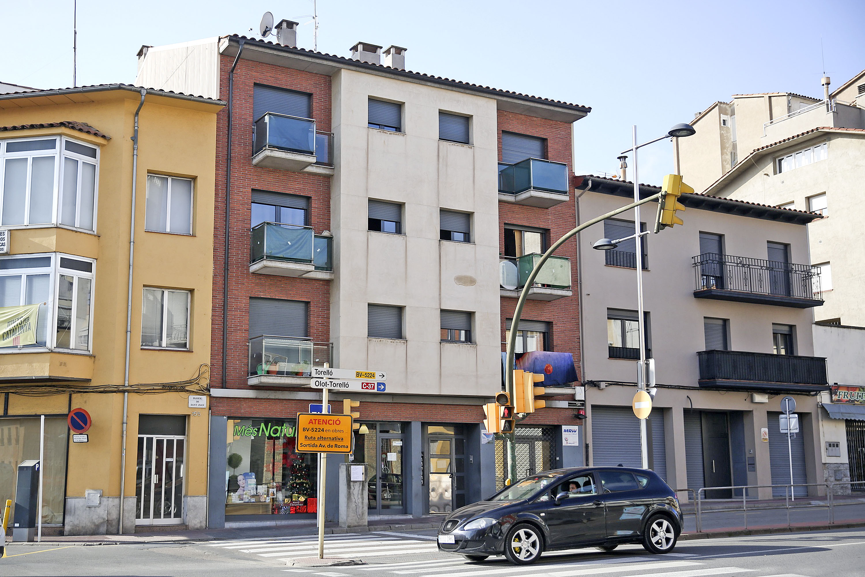 El bloc de pisos del passeig de Sant Joan sobre el qual      plana l’amenaça de desnonament