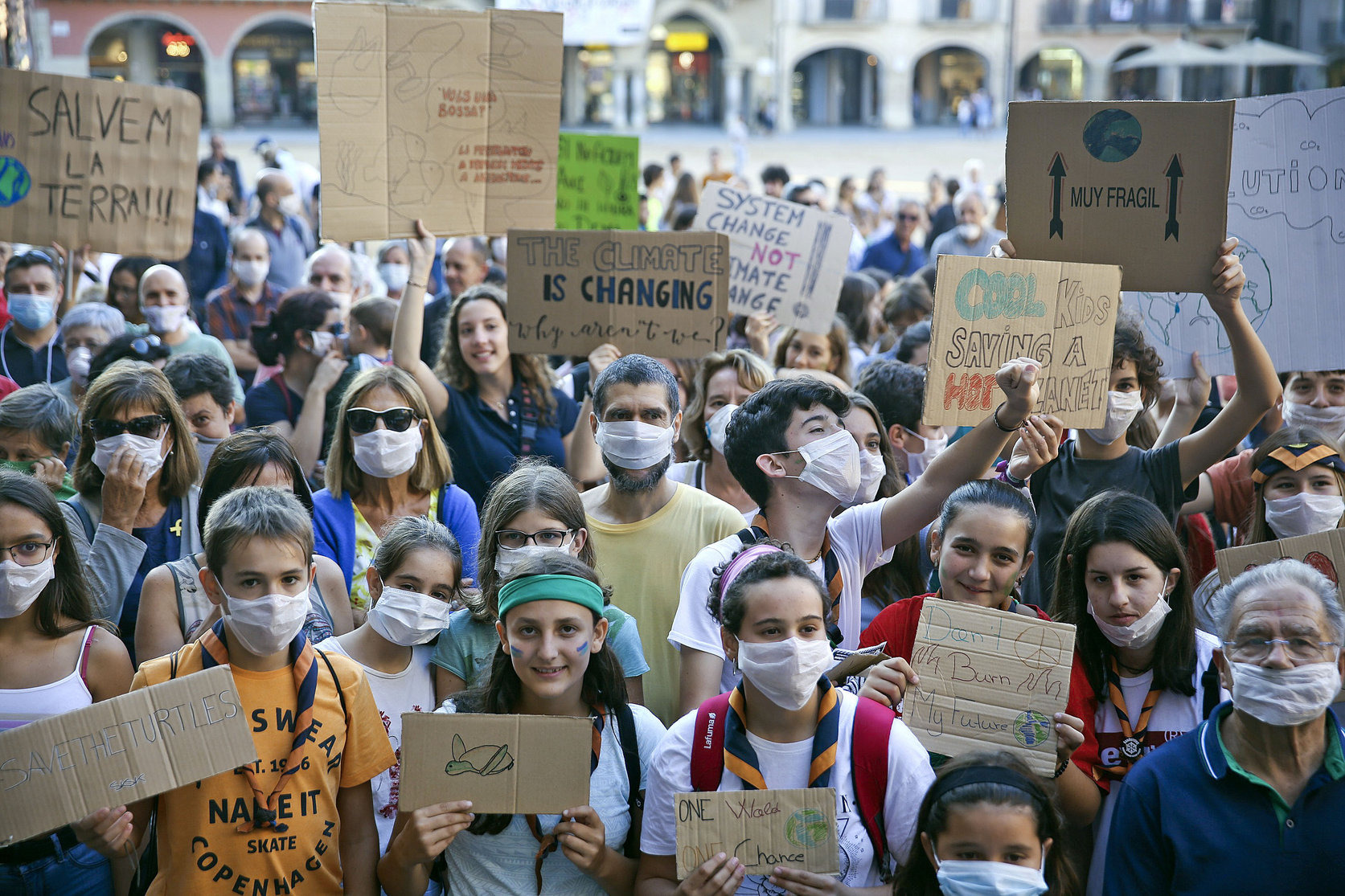 Manifestació, amb molta presència d'estudiants, a la jornada de vaga mundial contra el canvi climàtic