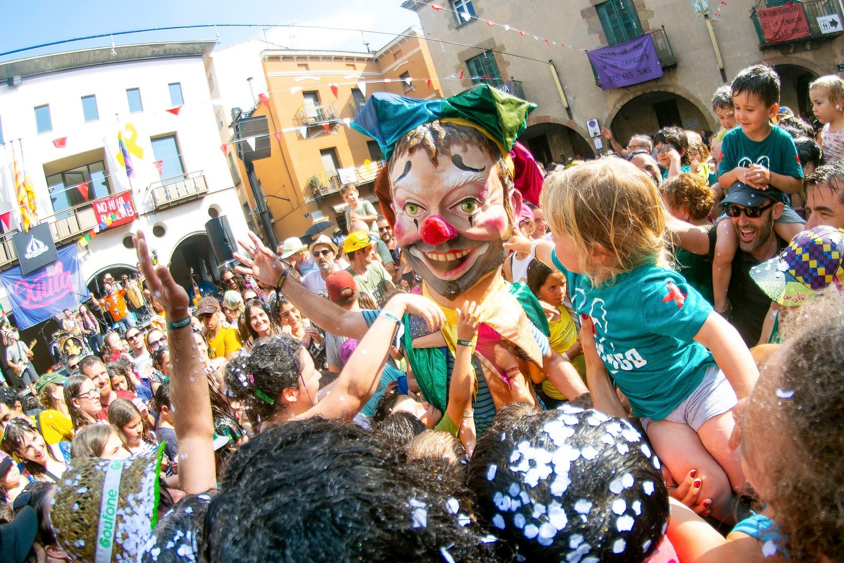 Un concert de la darrera edició de Clownia, a la plaça Major de Sant Joan