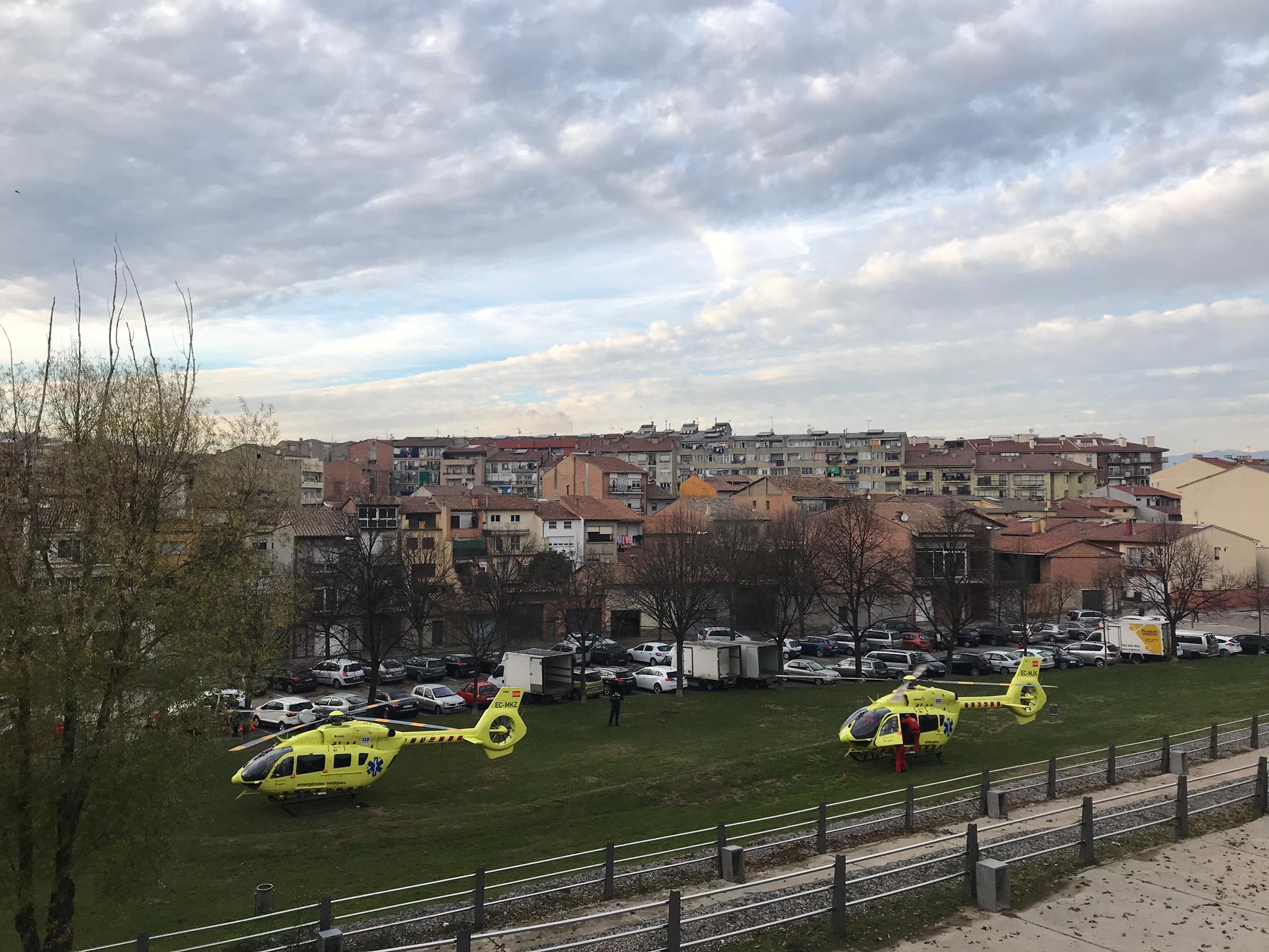 Els dos helicòpters a la zona sanitària del Puig de Manlleu