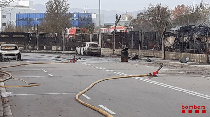 Dos vehicles cremats a l'exterior de l'empresa