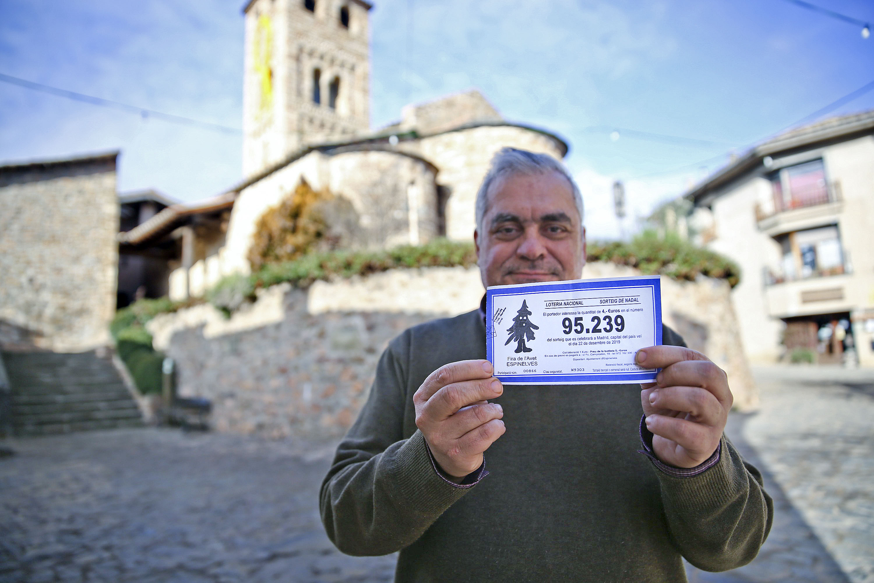 L’alcalde Joan Manel Claveria mostra el número de la Fira de l’Avet d’enguany, que ja s’ha esgotat