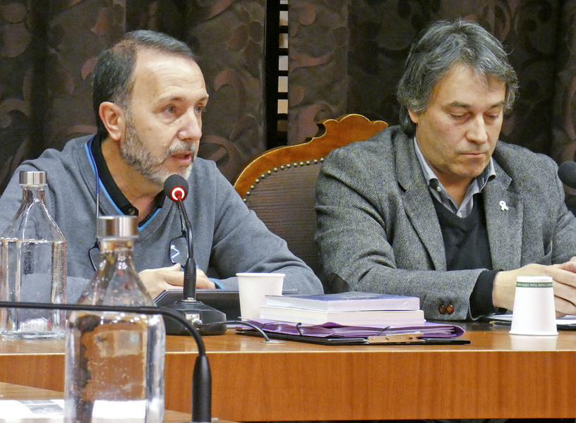 El regidor de Serveis Econòmics, Josep M. Creixans, al costat de l'alcalde, Jordi Munell, en el darrer ple