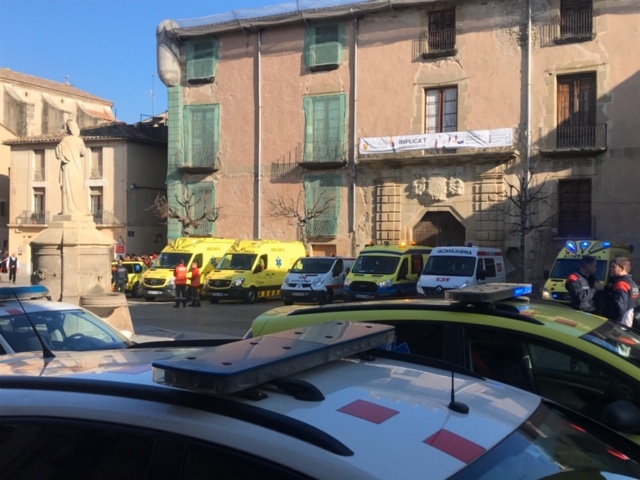 Els serveis d'emergència es van centralitzar a la plaça per atendre els nou ferits