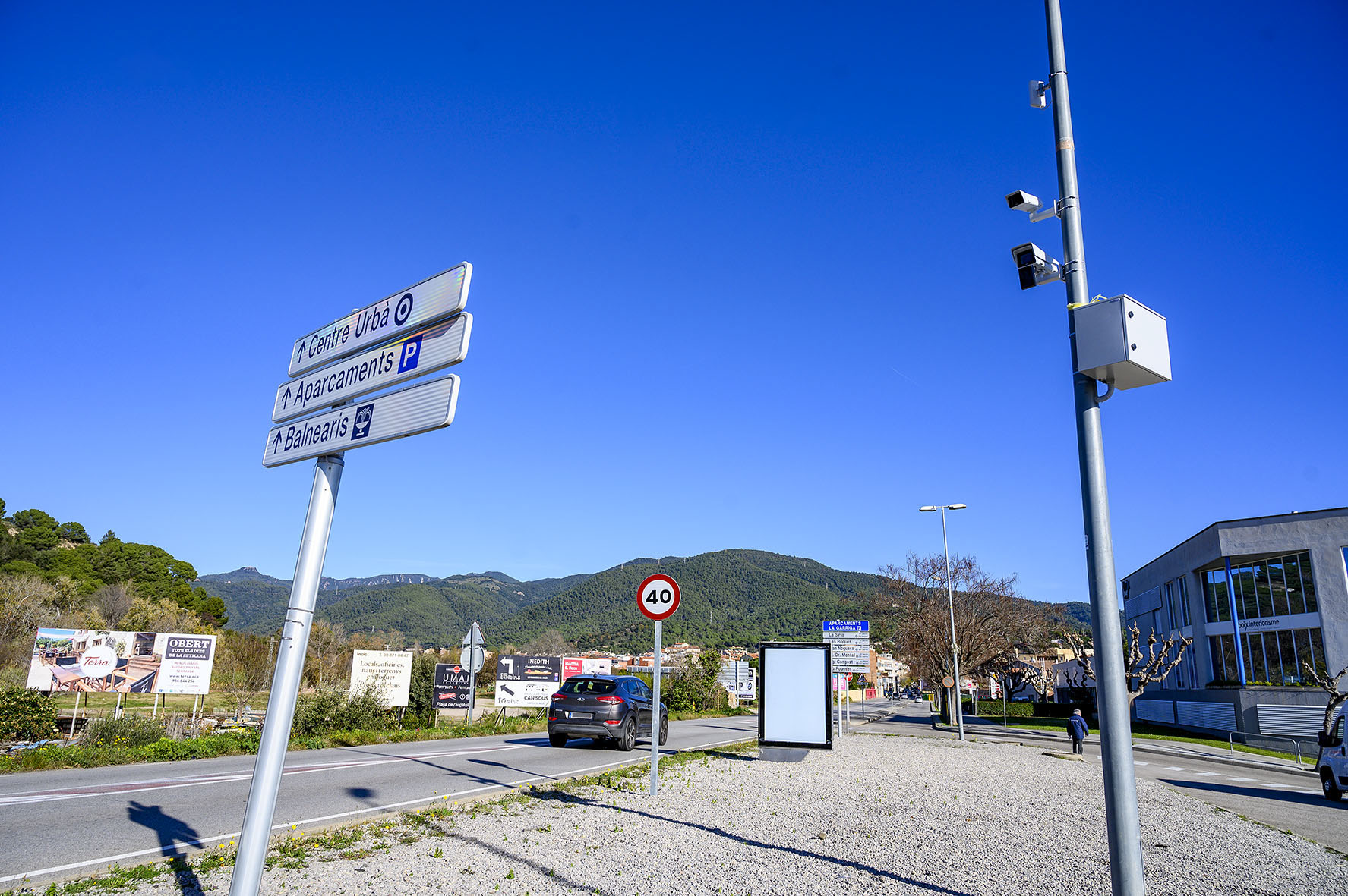 Una de les càmeres que s'han instal·lat a l'entrada per la carretera de l'Ametlla