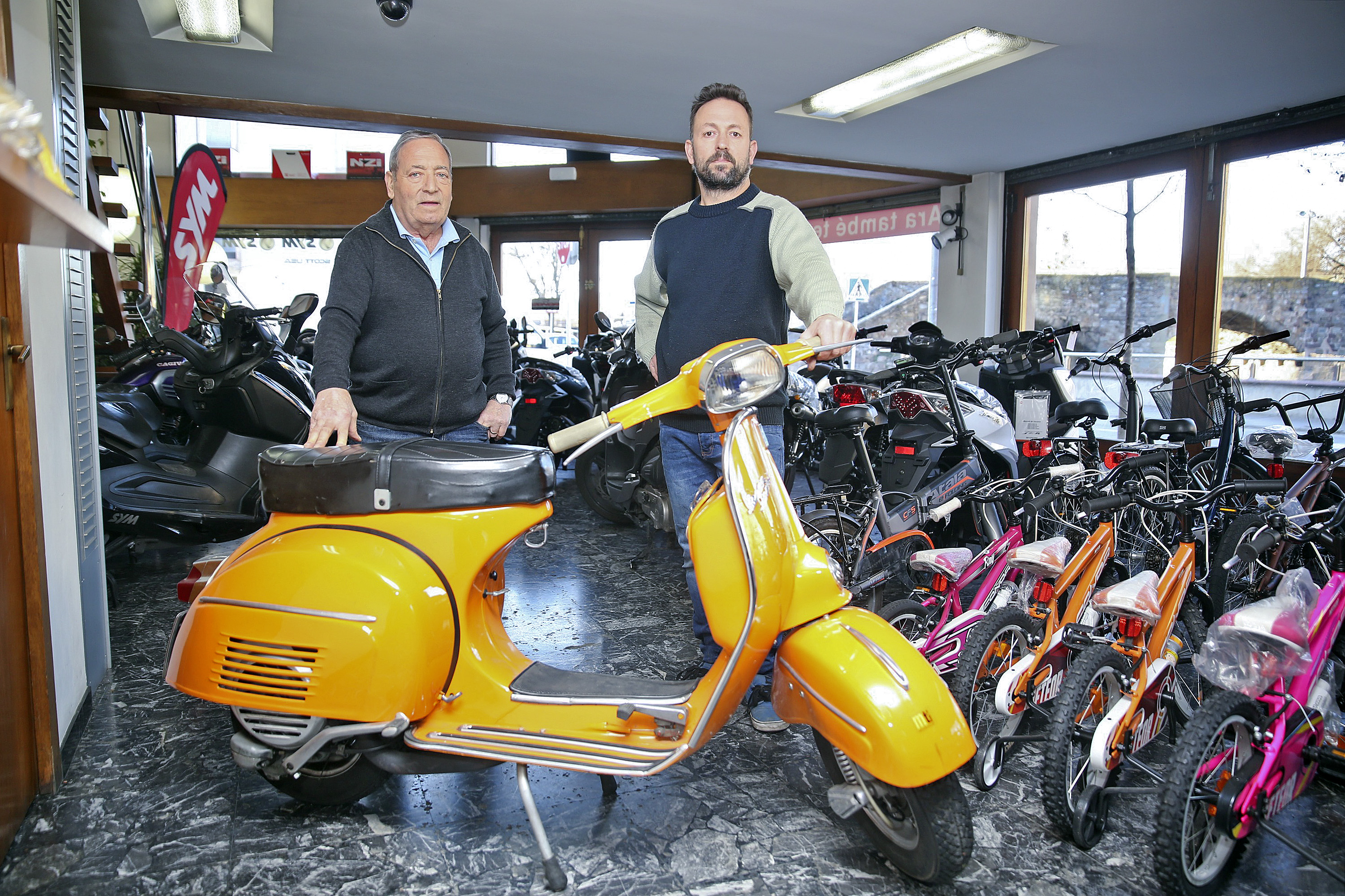 Manel Tió pare i Manel Tió amb una Vespa històrica que han restaurat