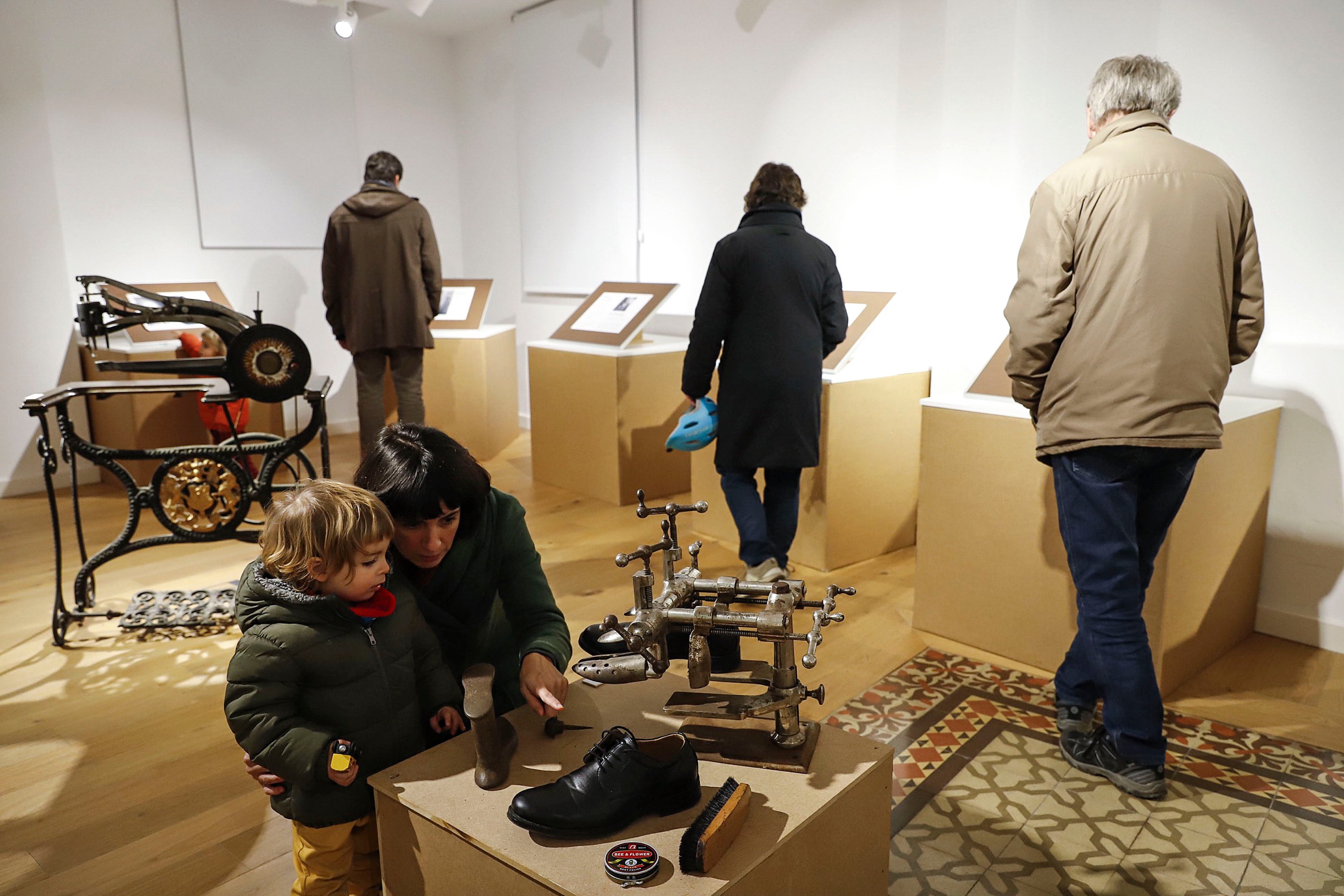 Visitants de l'exposició, dissabte, amb algunes eines del desaparegut taller de Cal Sabater