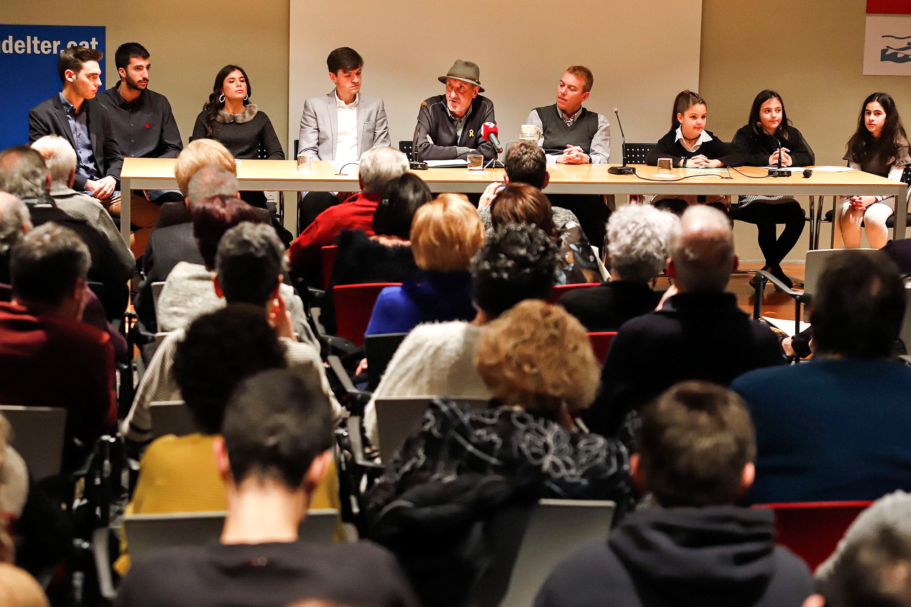 El pregoner, amb barret de Toni, al costat de l’alcalde, el president dels Tonis i el conjunt de banderers i cordonistes