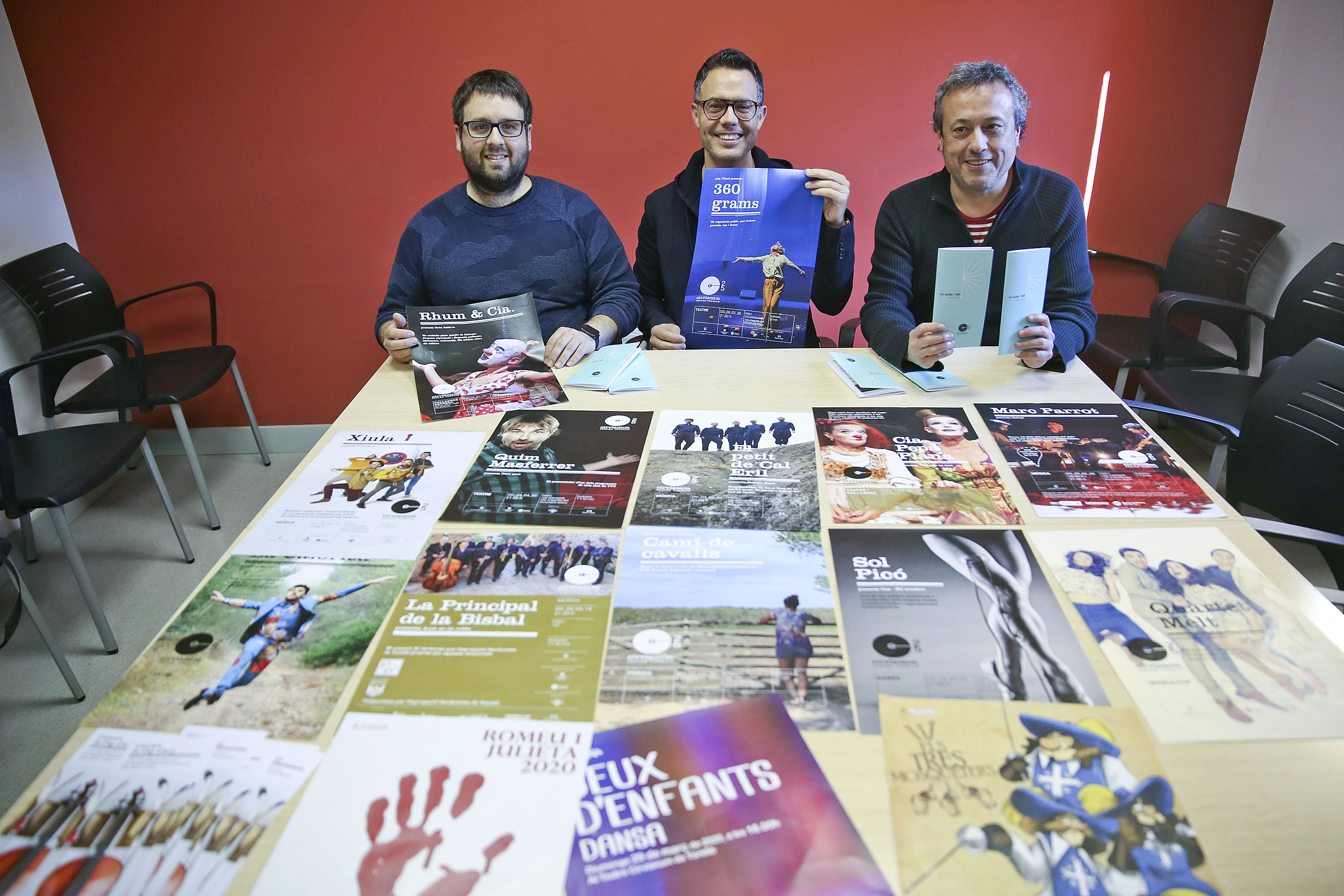 D’esquerra a dreta, Xevi Lozano, Marçal Ortuño i Pep Tines amb els cartells de la programació, aquest dijous