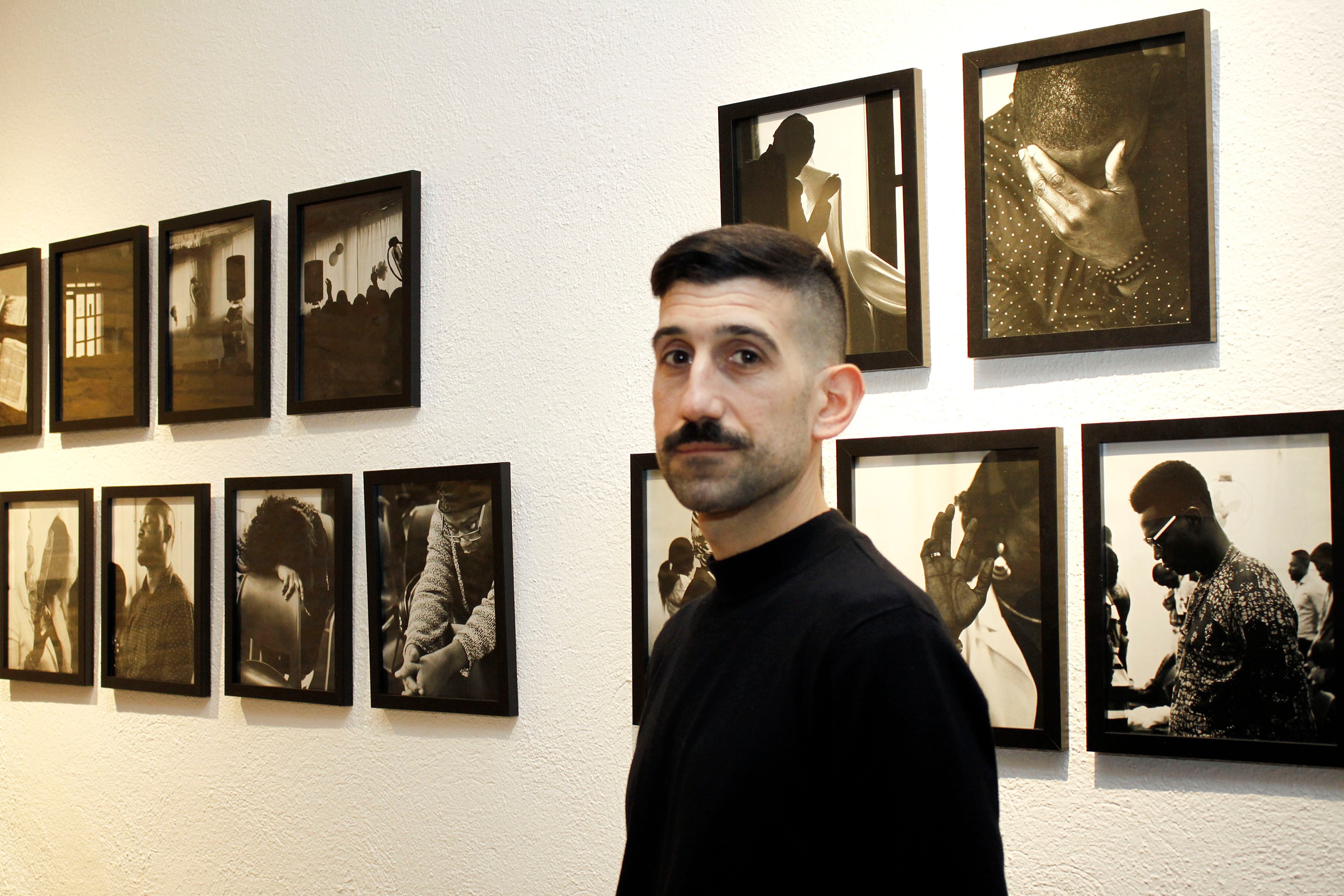 Arnau Sidera, davant d’algunes de les fotografies que exposa a la galeria Tres-e-u de Vic