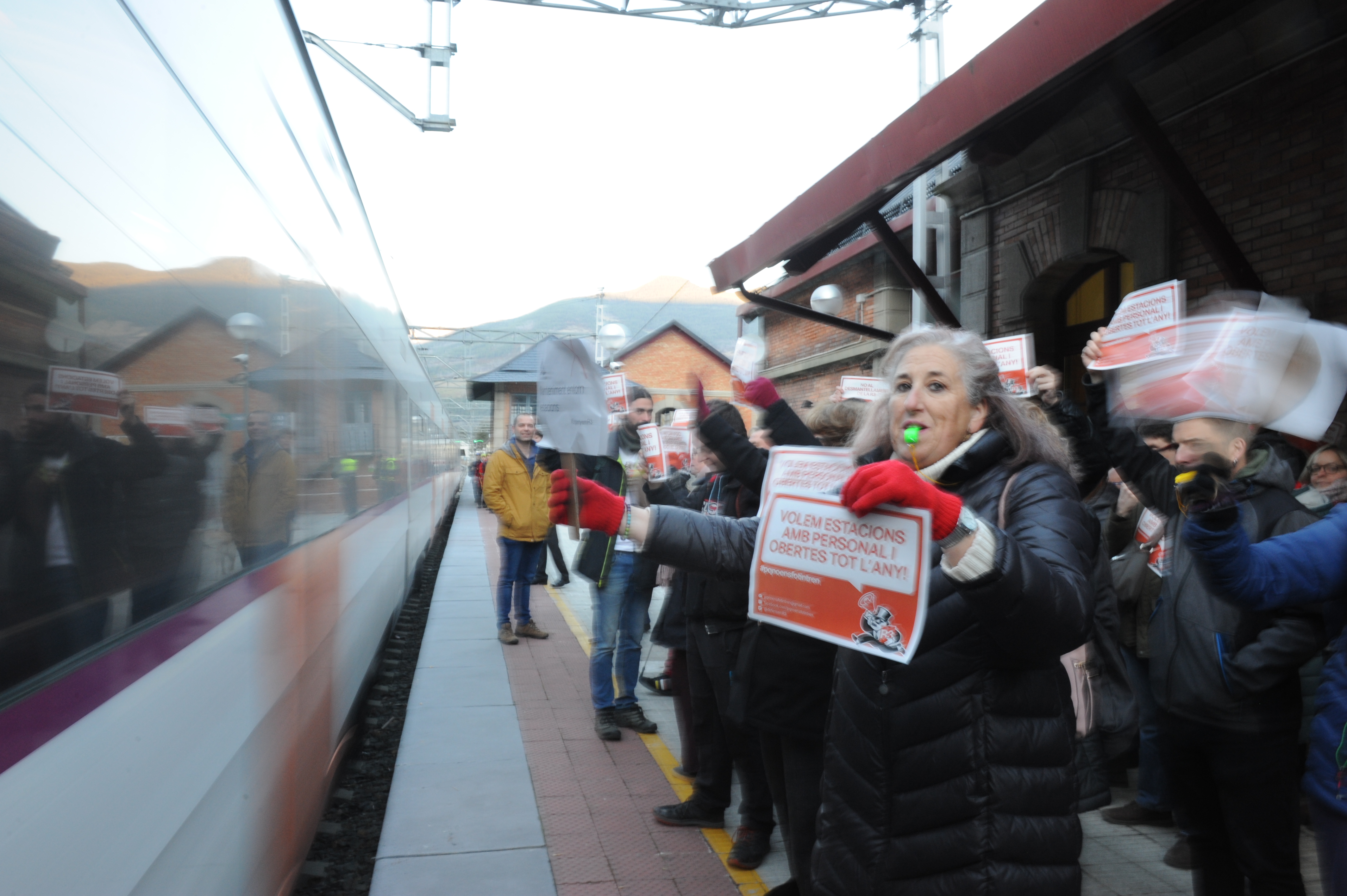 Usuaris del tren manifestant-se a l'estació de Ribes